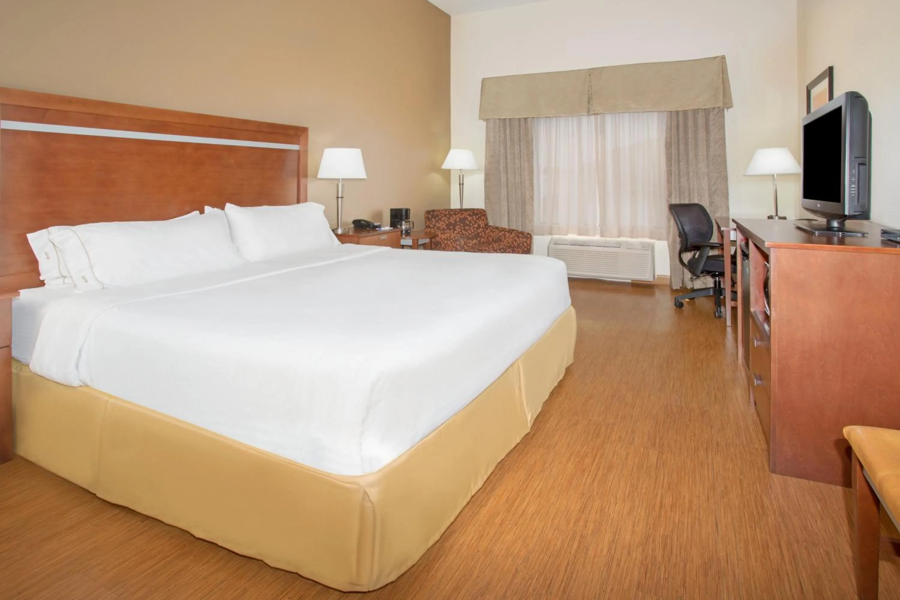 Photo of the whole room, Bed in Holiday Inn Express & Suites Glendive by IHG