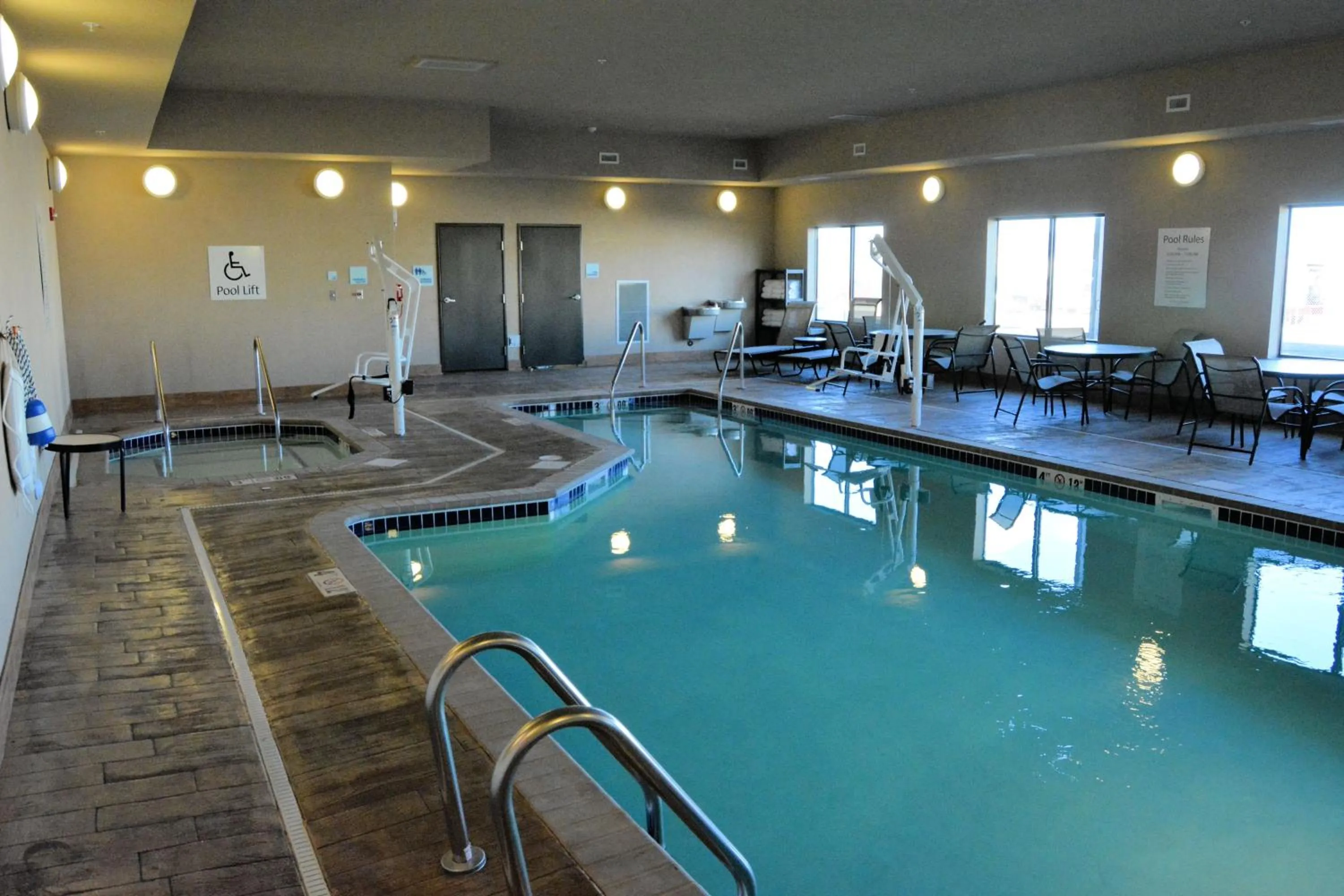 Swimming pool in Holiday Inn Express & Suites Glendive by IHG