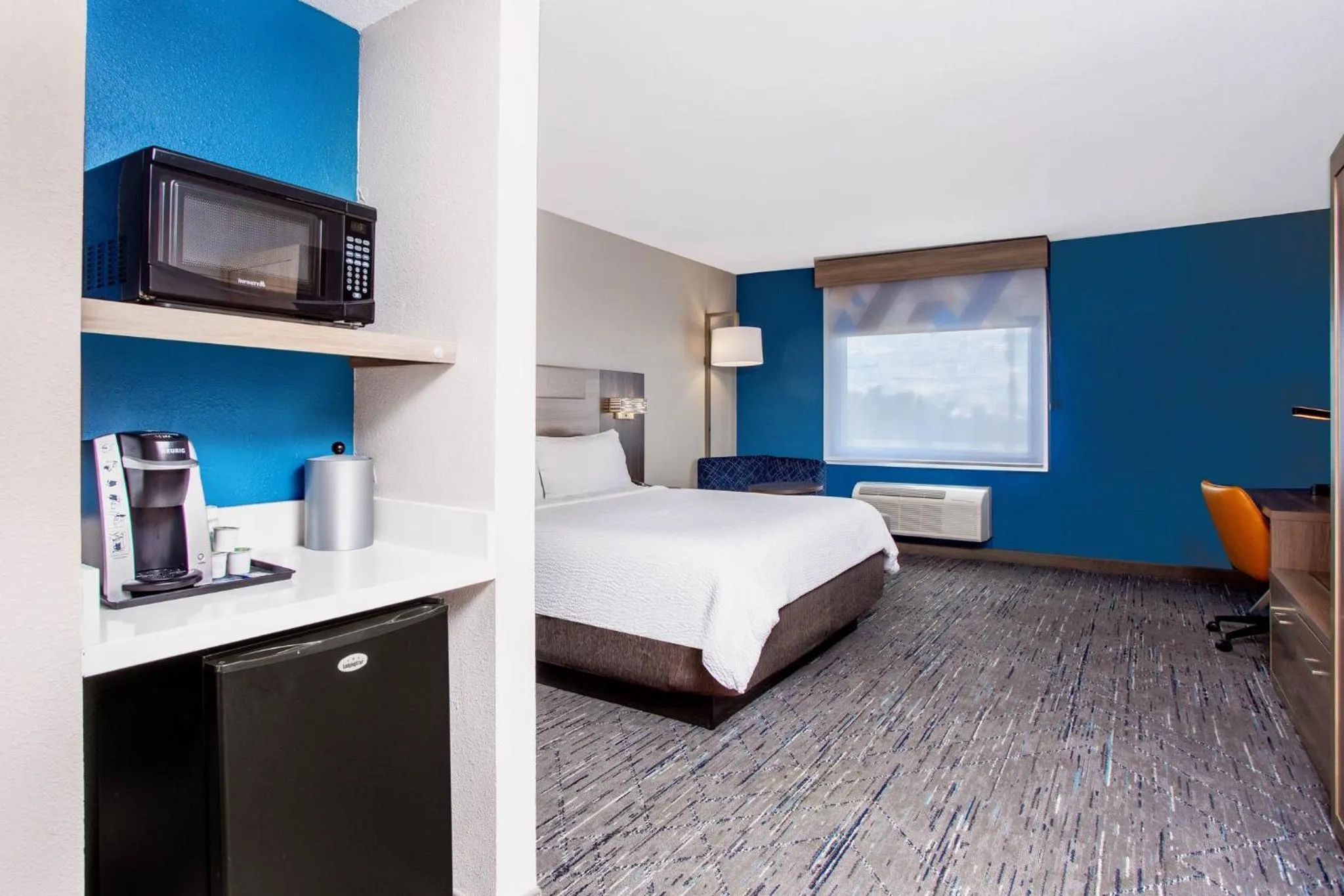 Photo of the whole room, Bed in Holiday Inn Express & Suites Lantana by IHG