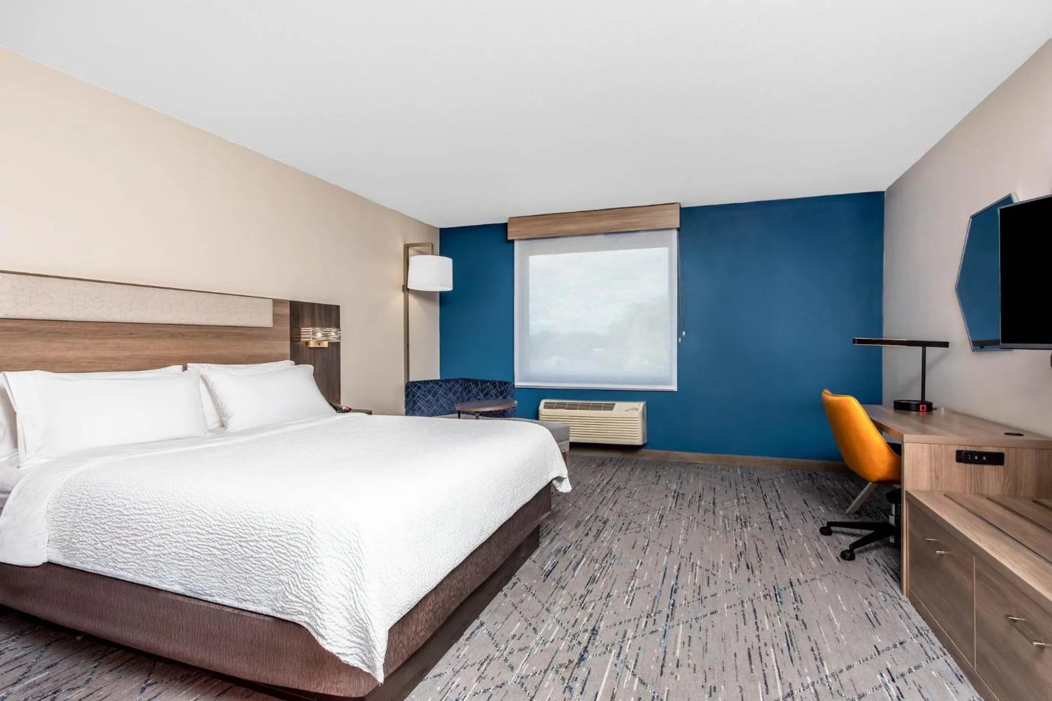 Photo of the whole room, Bed in Holiday Inn Express & Suites Lantana by IHG