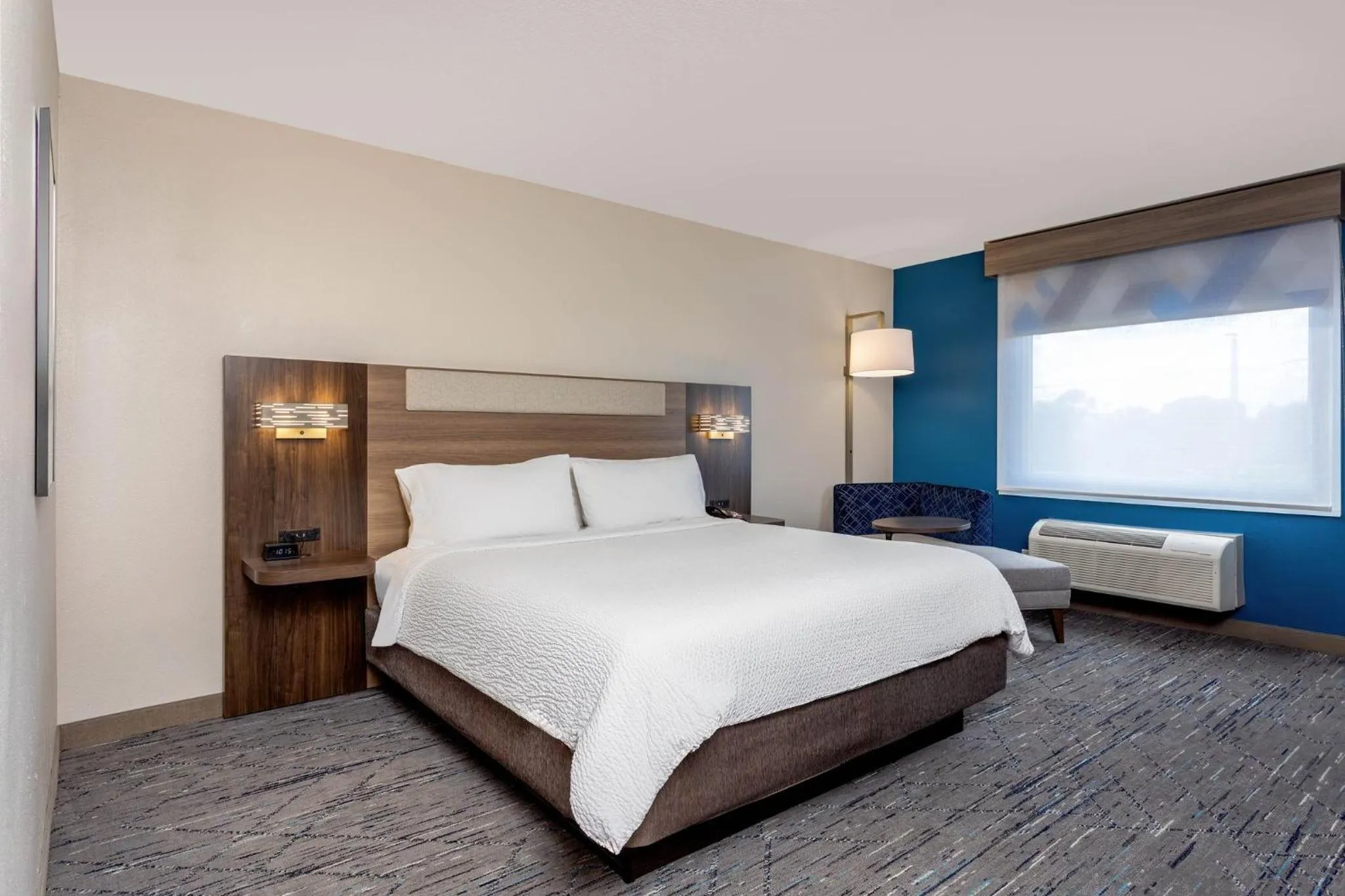 Photo of the whole room, Bed in Holiday Inn Express & Suites Lantana by IHG