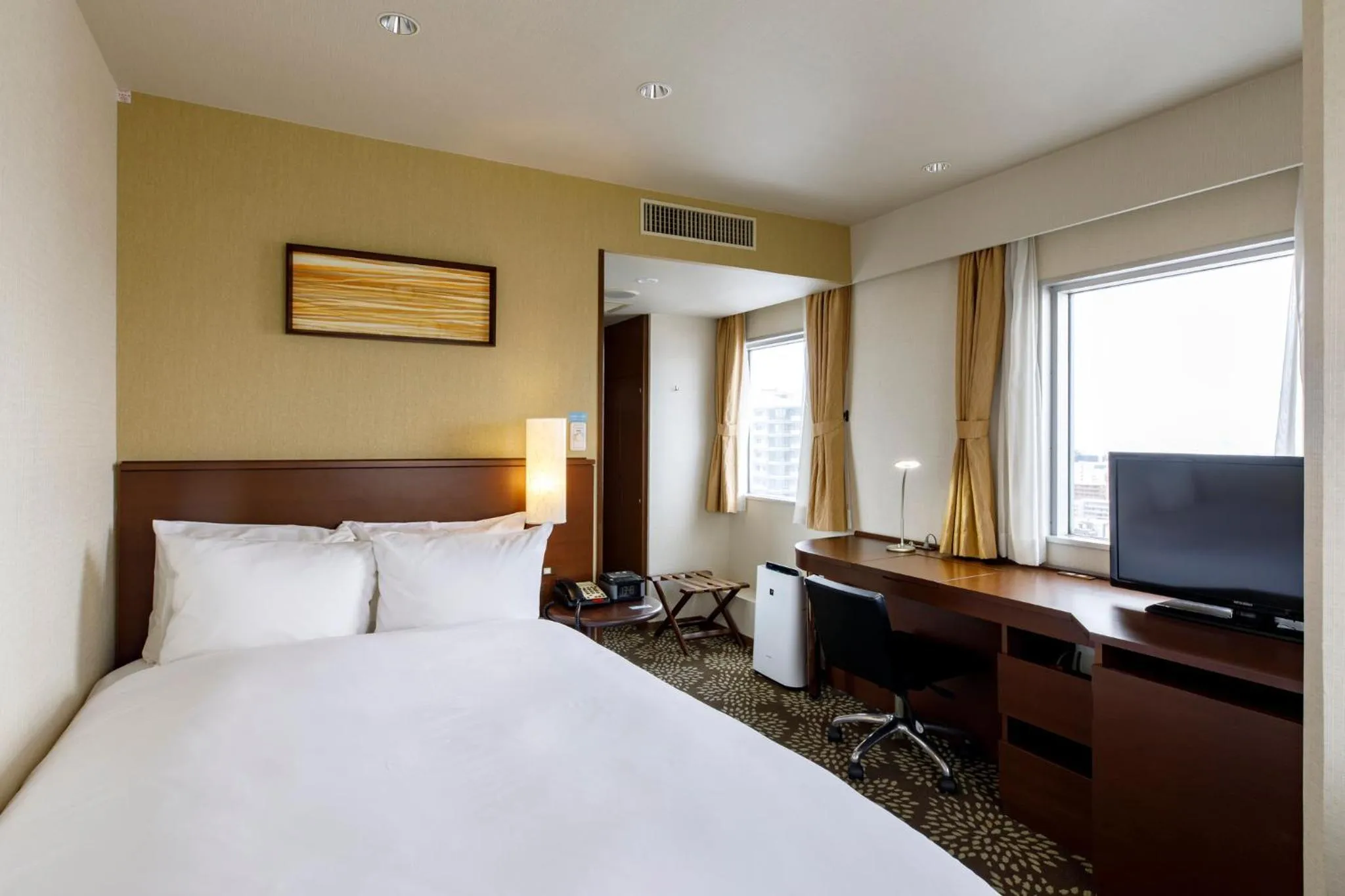 Photo of the whole room, Bed in ANA Holiday Inn Kanazawa Sky by IHG