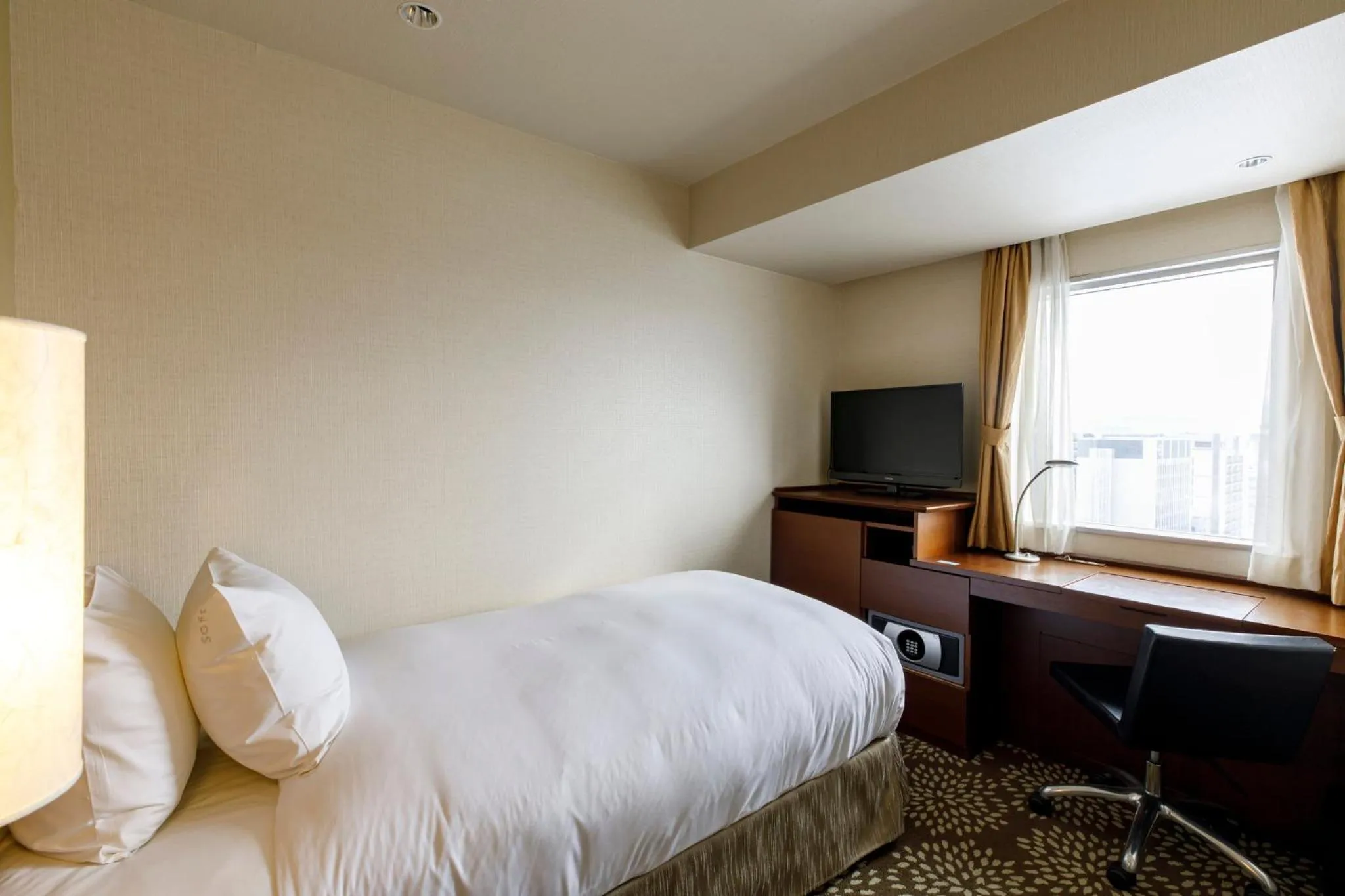 Photo of the whole room, Bed in ANA Holiday Inn Kanazawa Sky by IHG