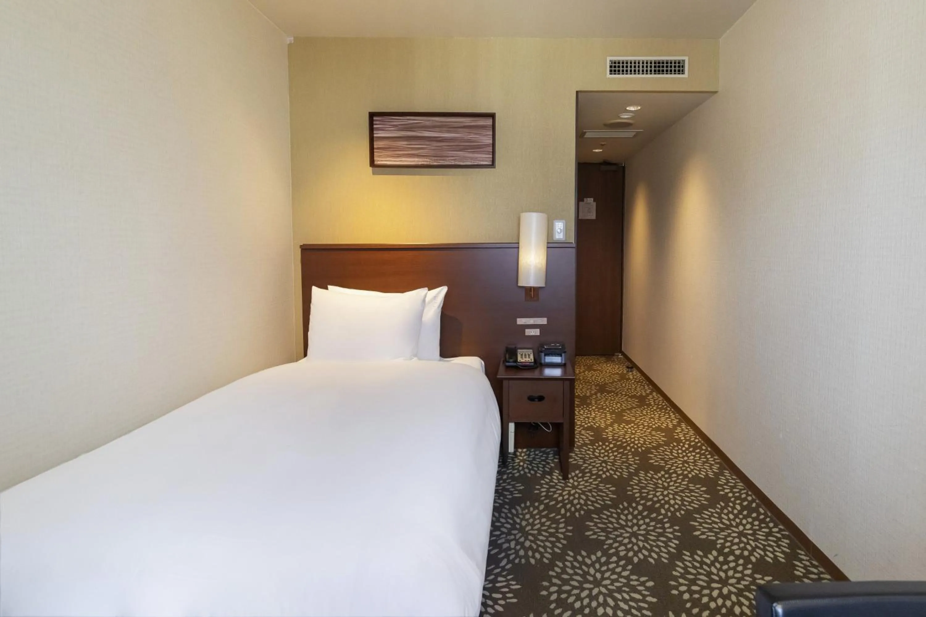 Photo of the whole room, Bed in ANA Holiday Inn Kanazawa Sky by IHG