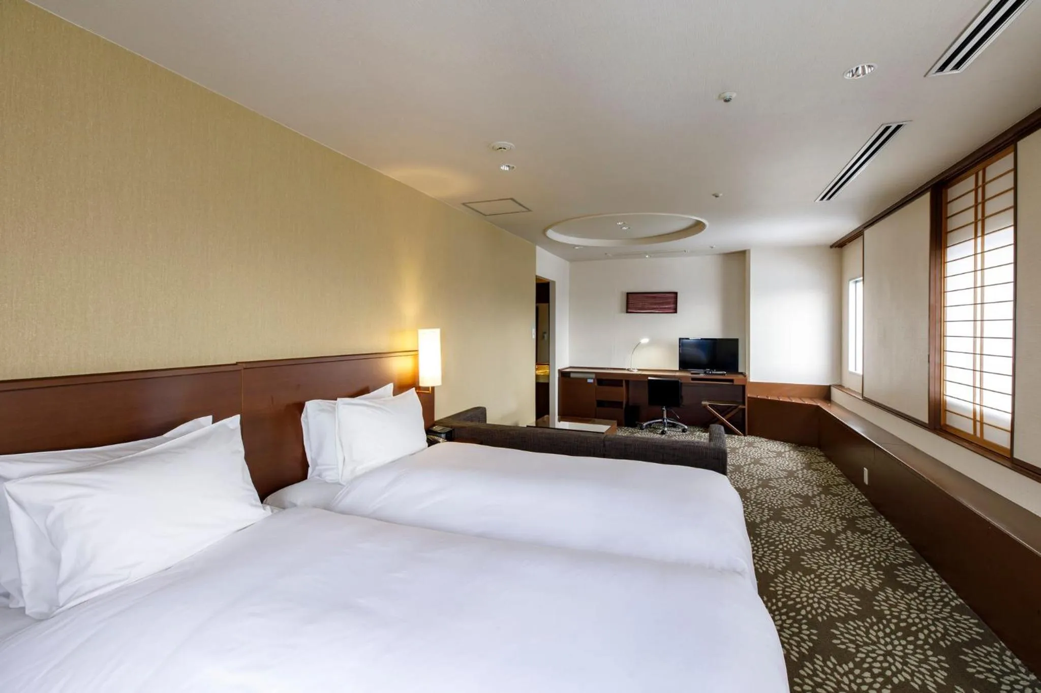 Photo of the whole room, Bed in ANA Holiday Inn Kanazawa Sky by IHG
