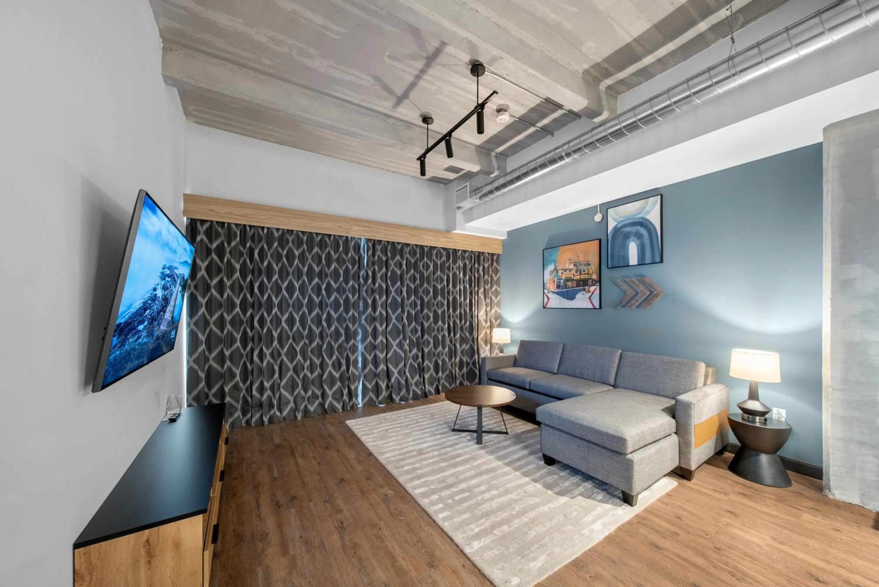 TV and multimedia, Bed in Cannery Lofts Niagara