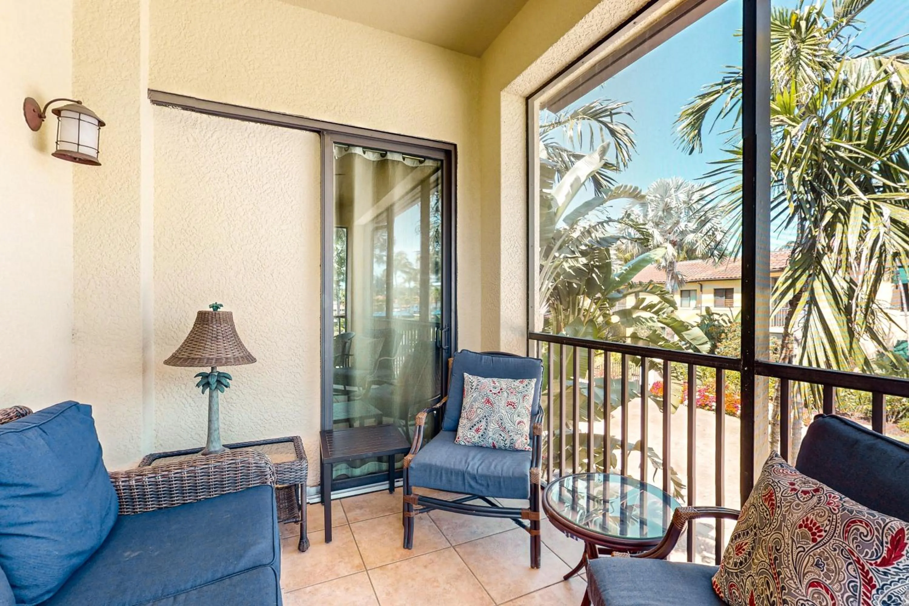 Seating Area in Naples Bay Resort The Cottages