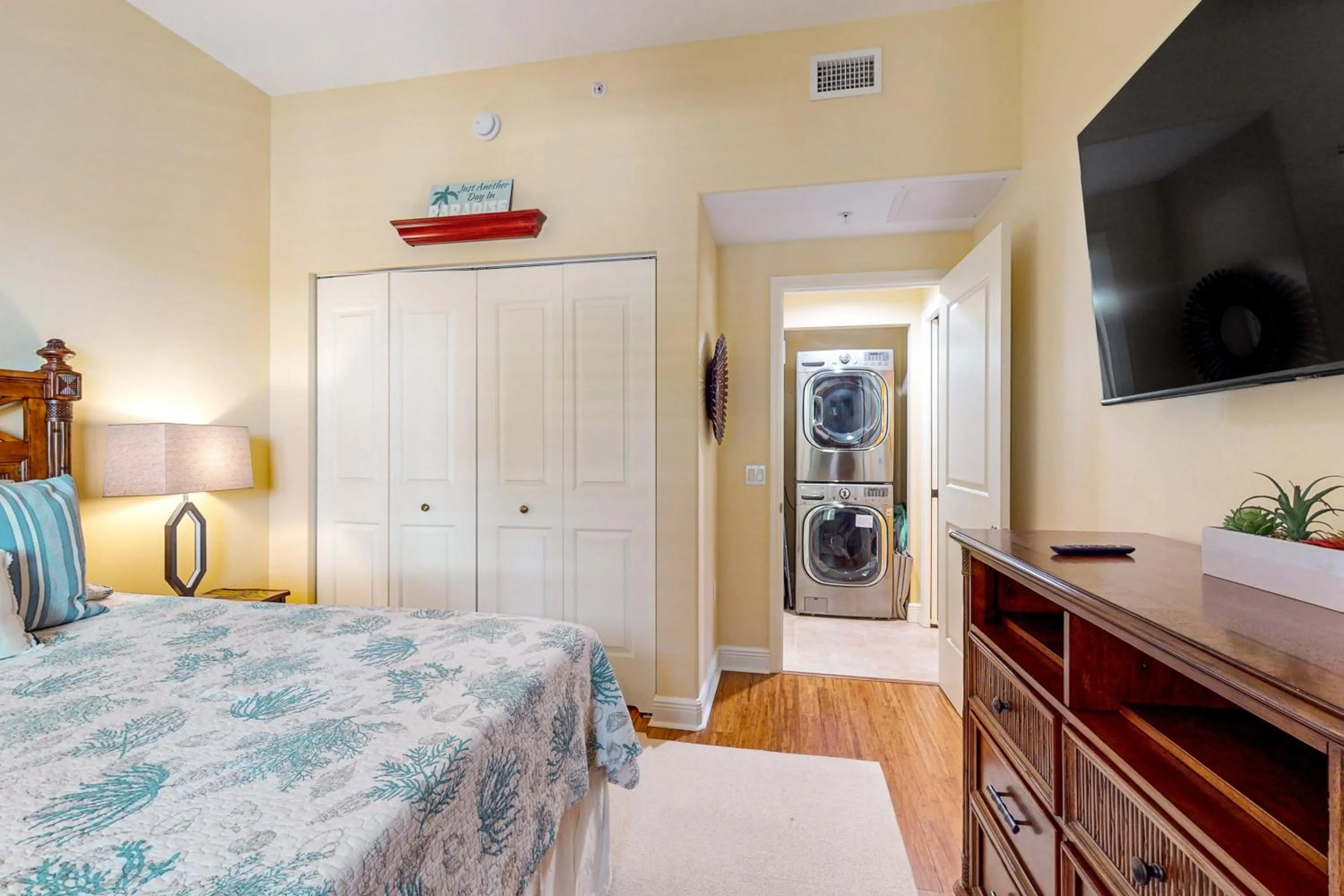 Bed in Naples Bay Resort The Cottages