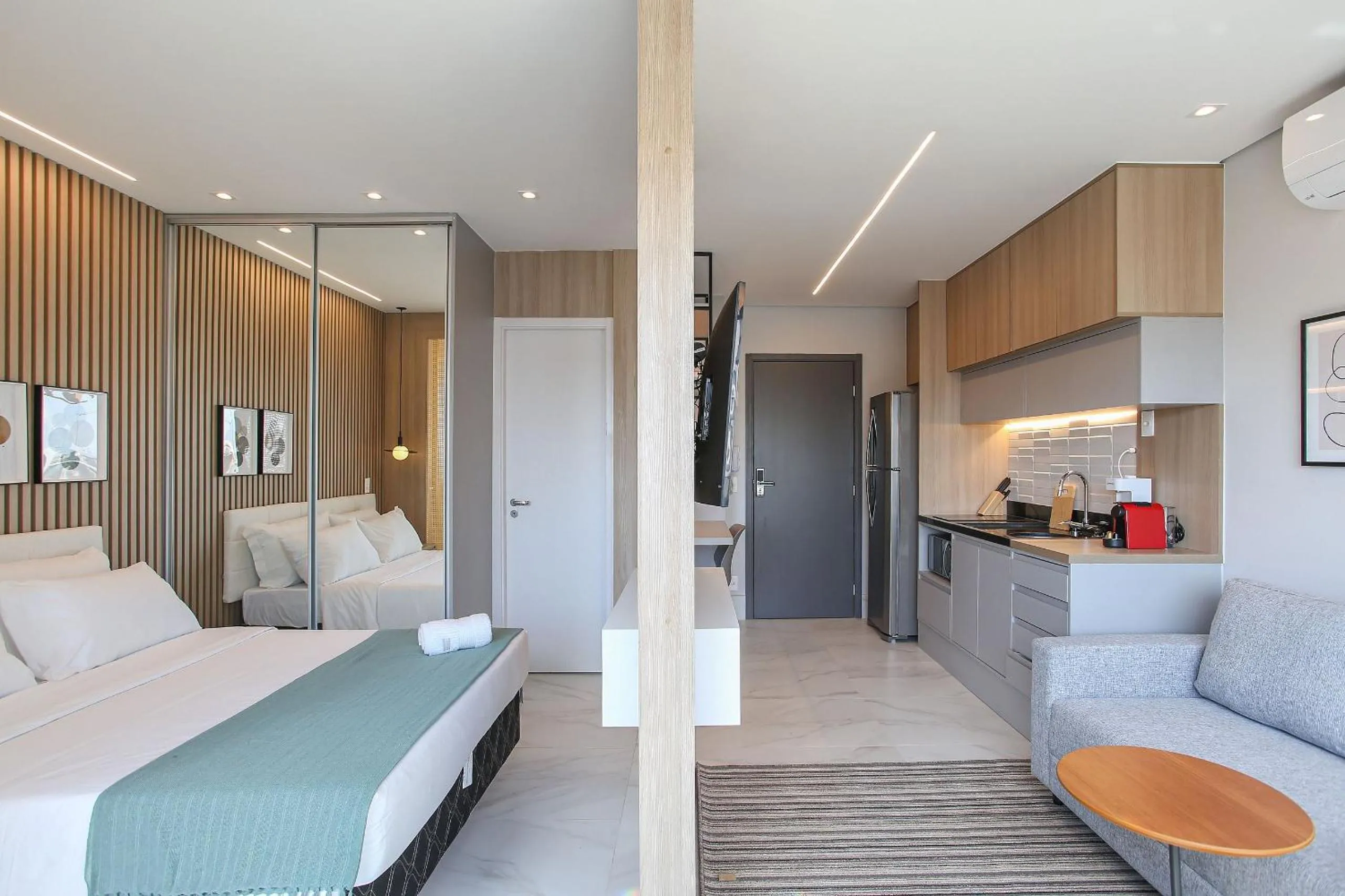 Seating area, Bed in Helbor Wide