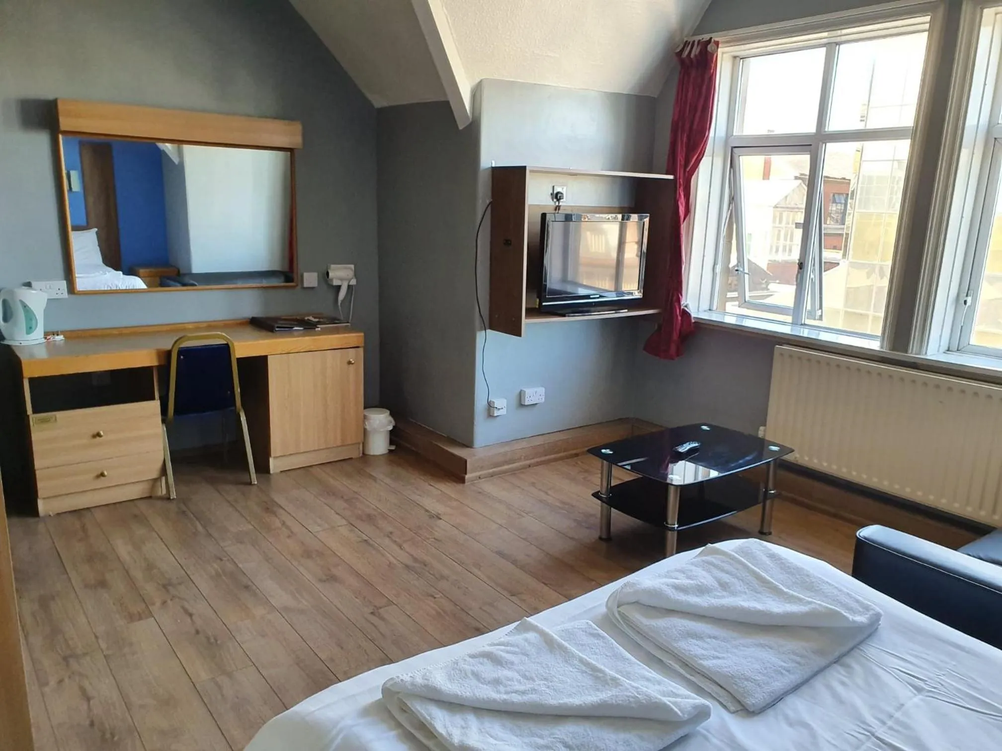 Photo of the whole room, Bed in Gilson Hotel