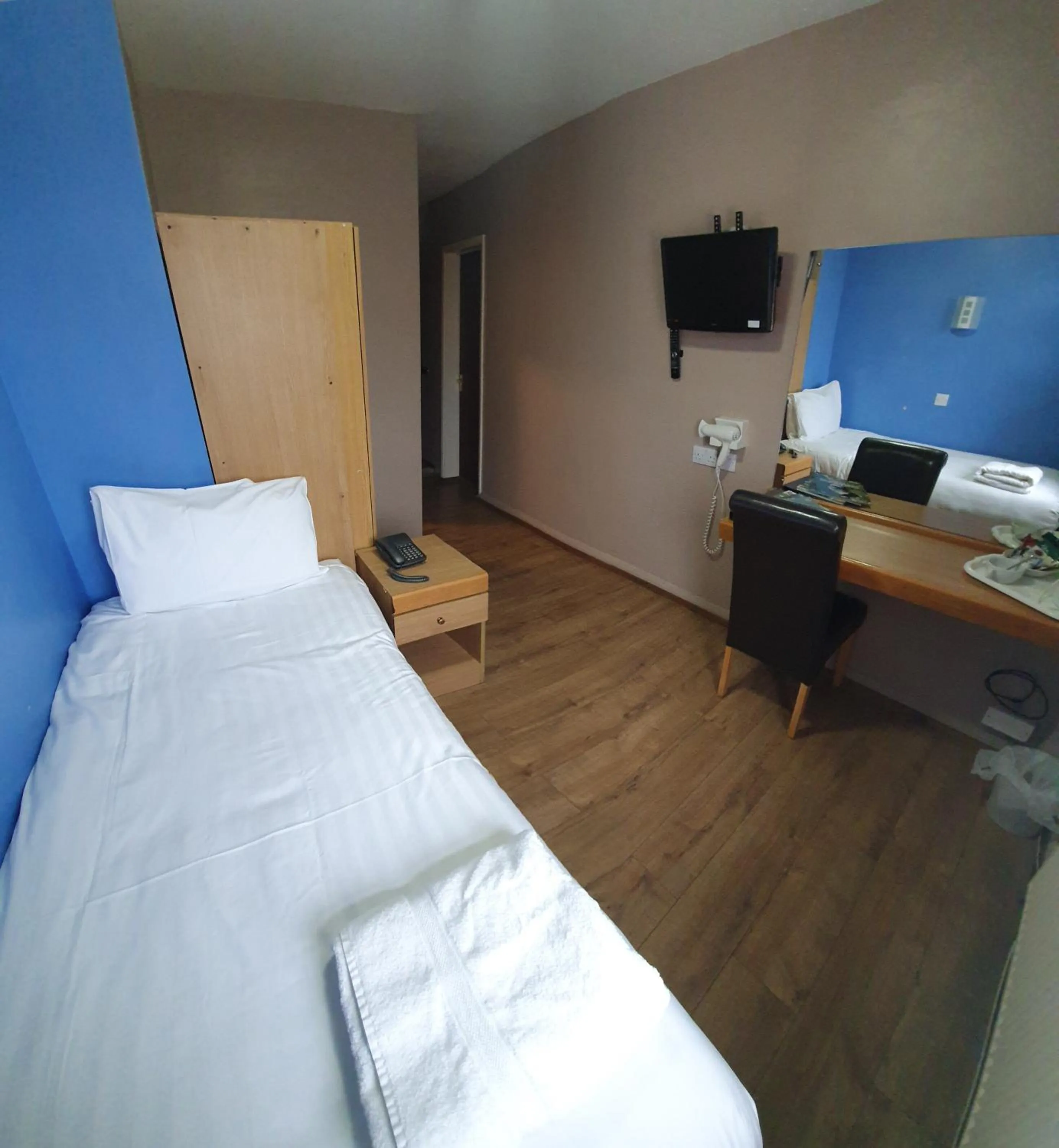 Photo of the whole room, Bed in Gilson Hotel