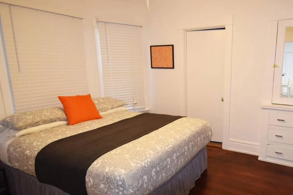 Photo of the whole room, Bed in Villa by the Ocean in Venice Beach