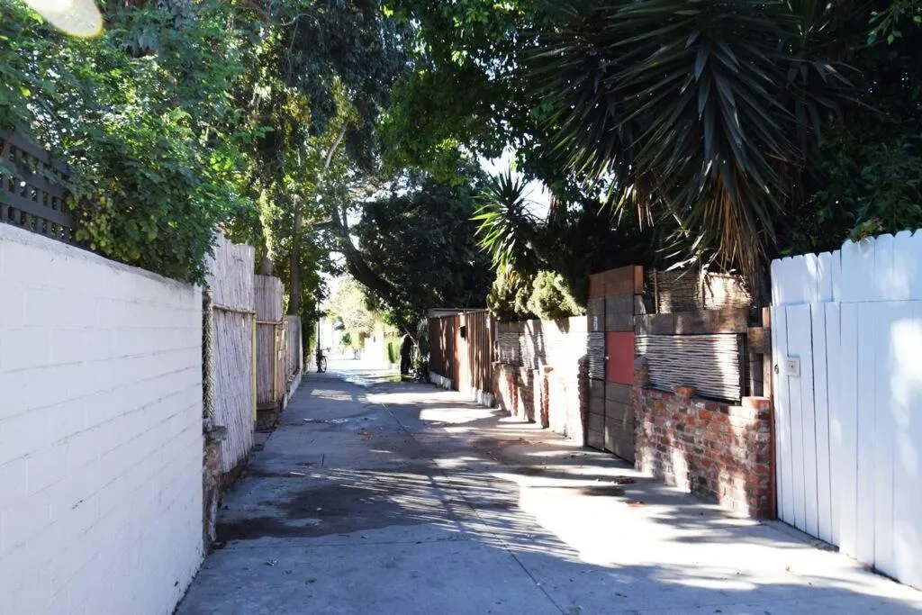 Neighbourhood in Villa by the Ocean in Venice Beach