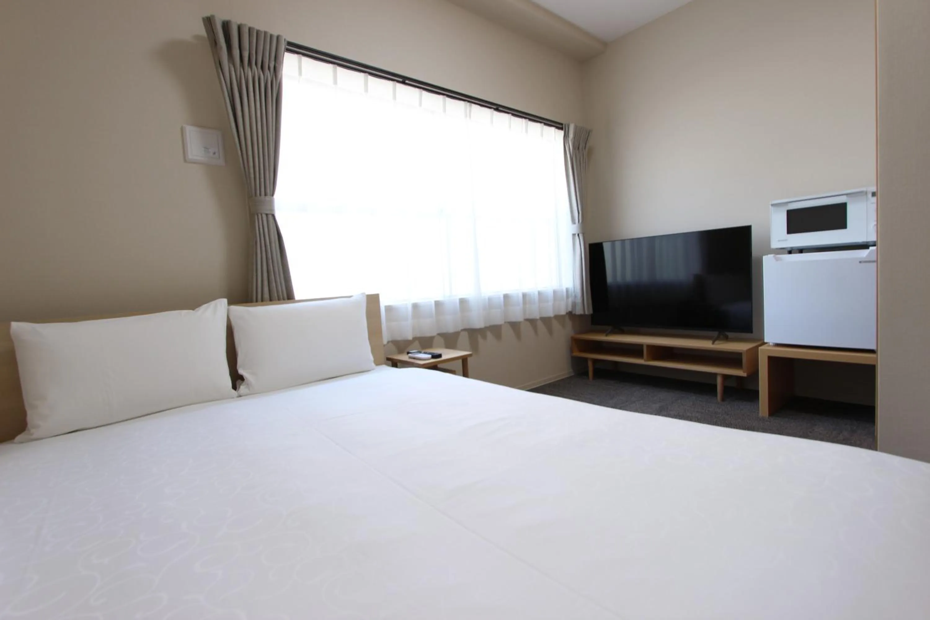 Bedroom, Bed in Justin Fukuoka