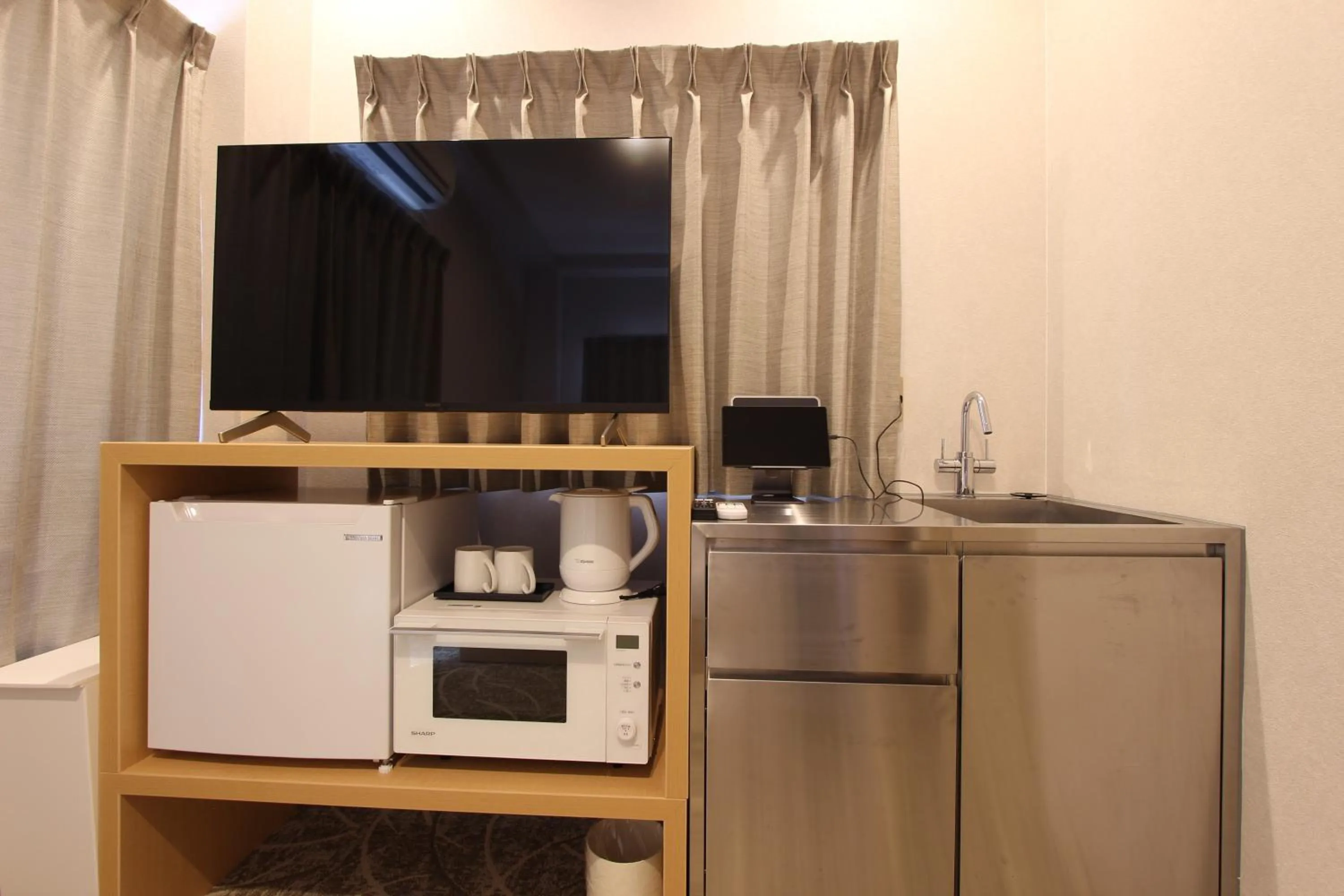 Photo of the whole room in Justin Fukuoka