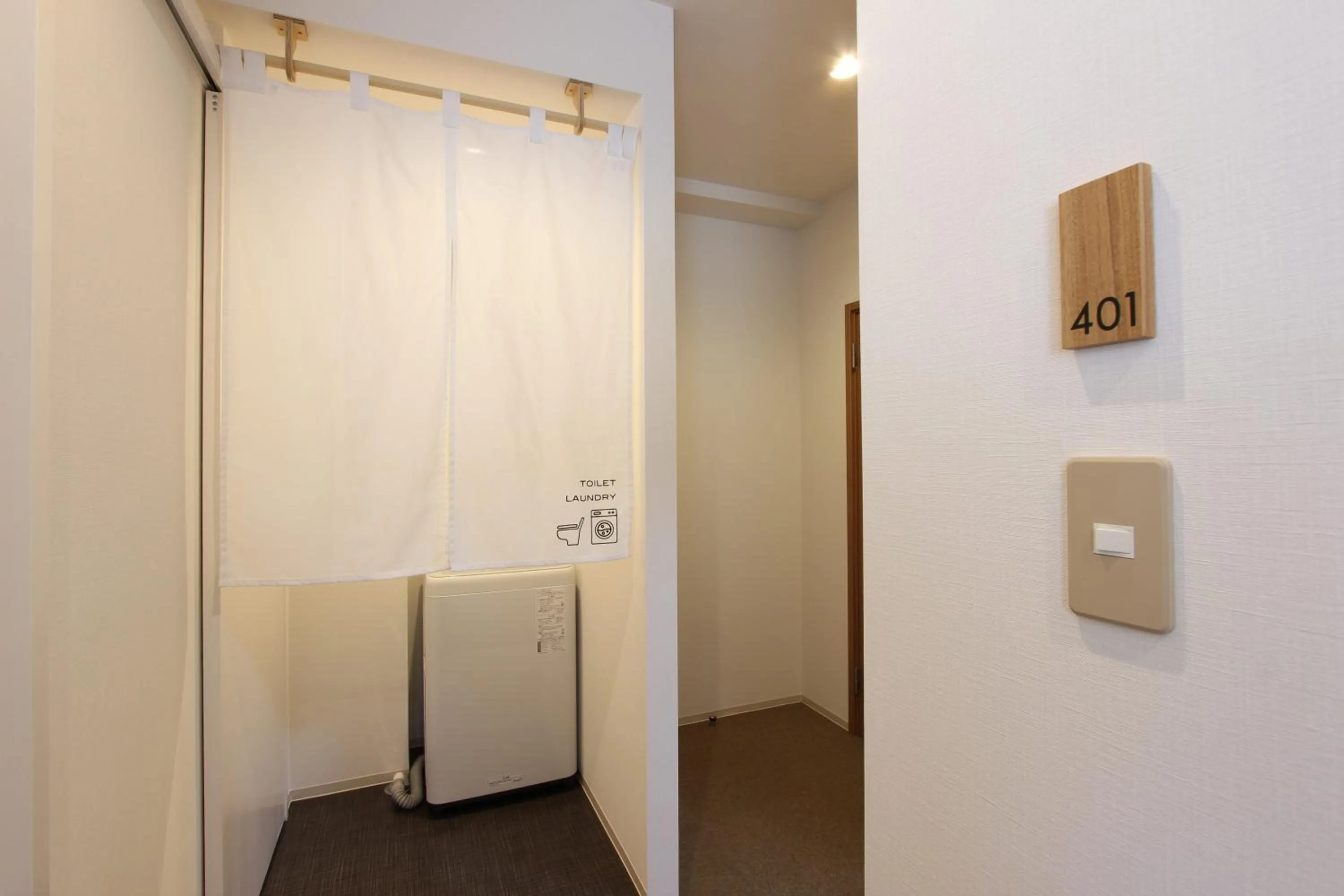 Photo of the whole room in Justin Fukuoka