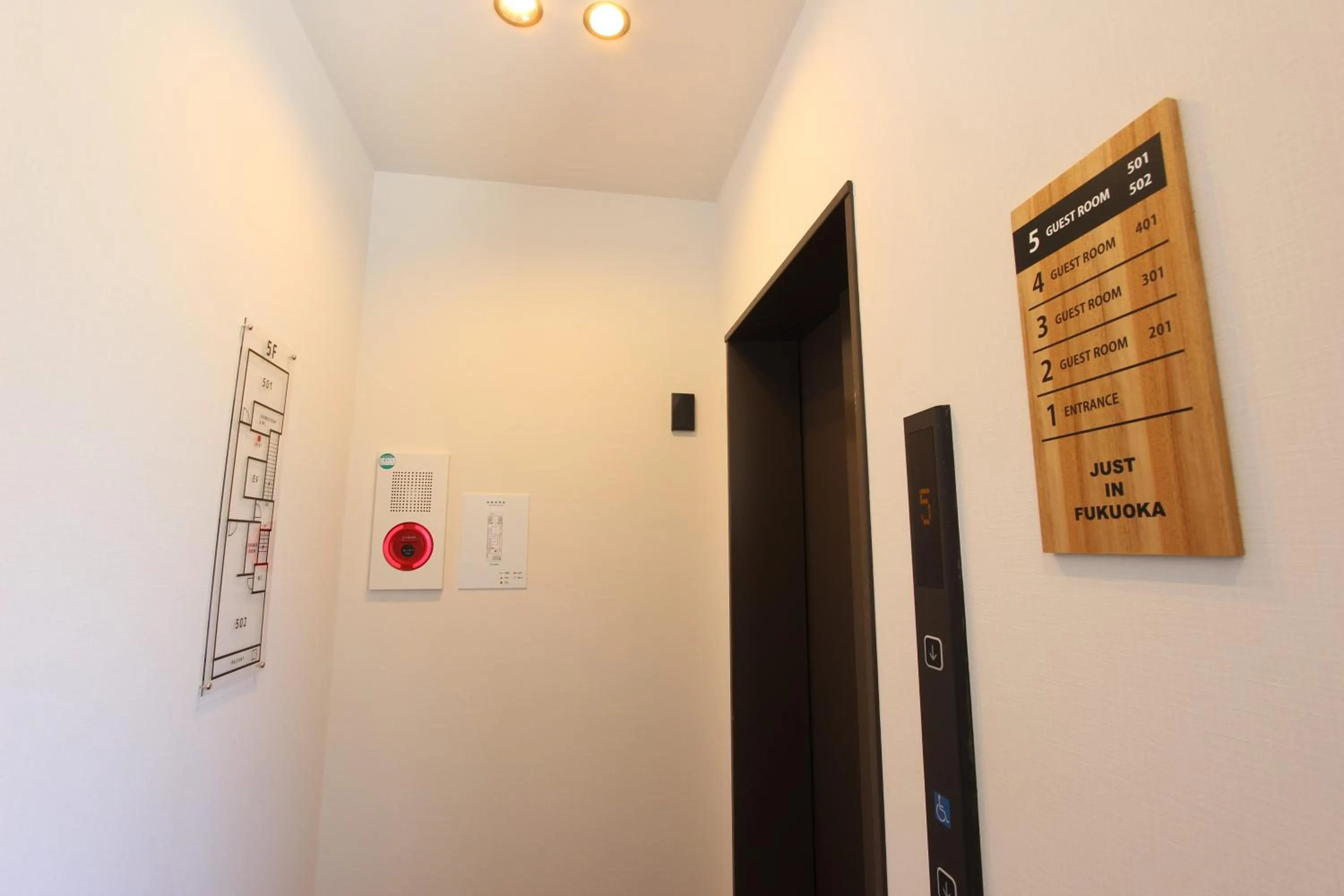 Photo of the whole room in Justin Fukuoka