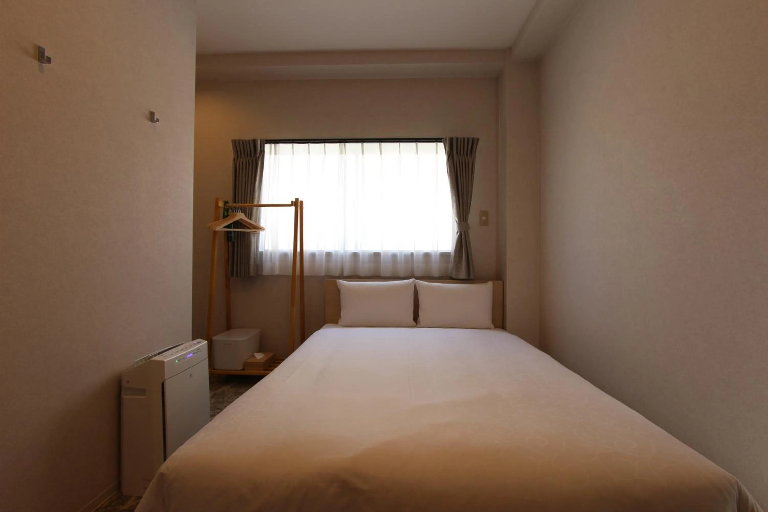 Photo of the whole room, Bed in Justin Fukuoka