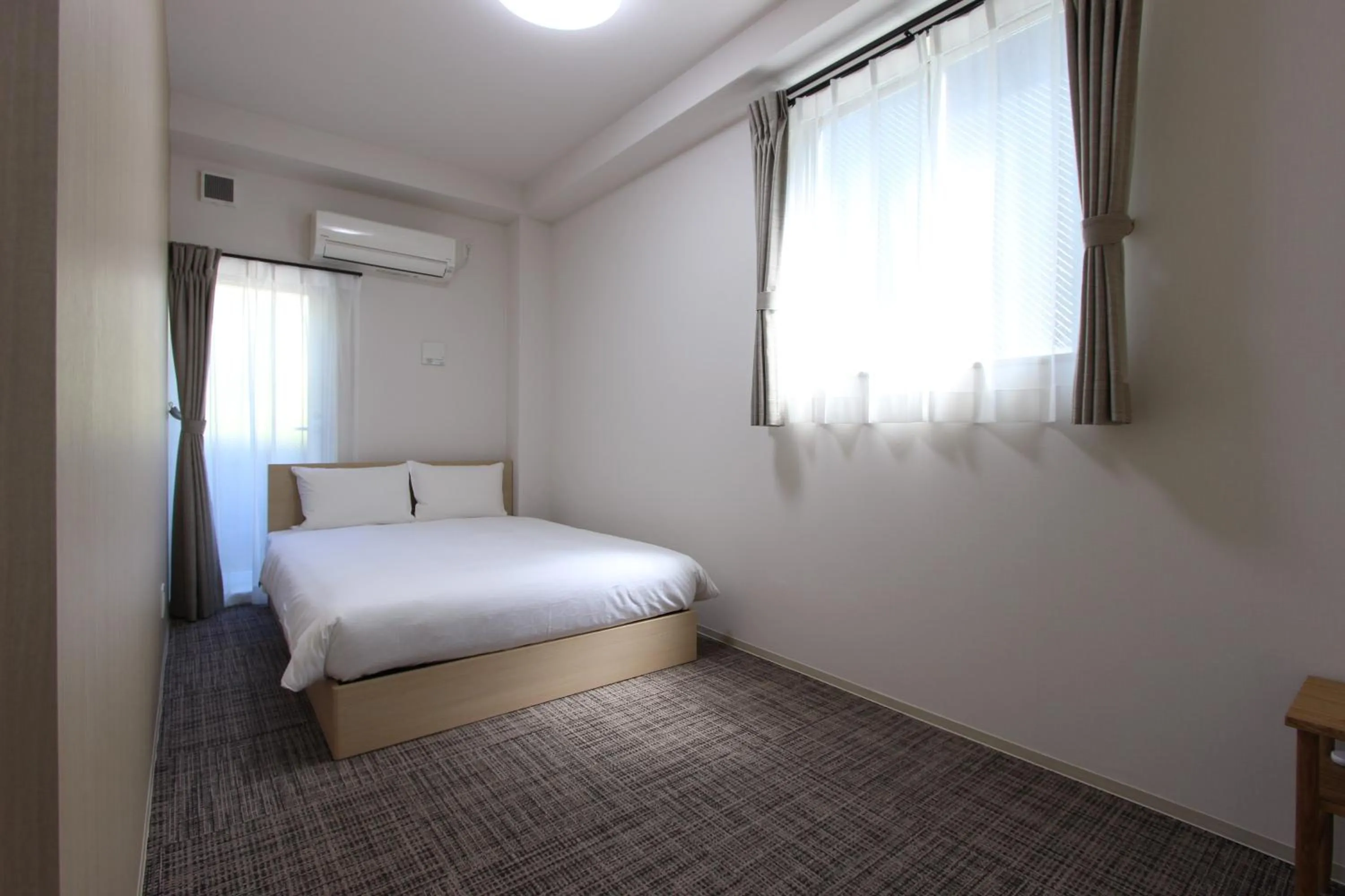 Photo of the whole room, Bed in Justin Fukuoka