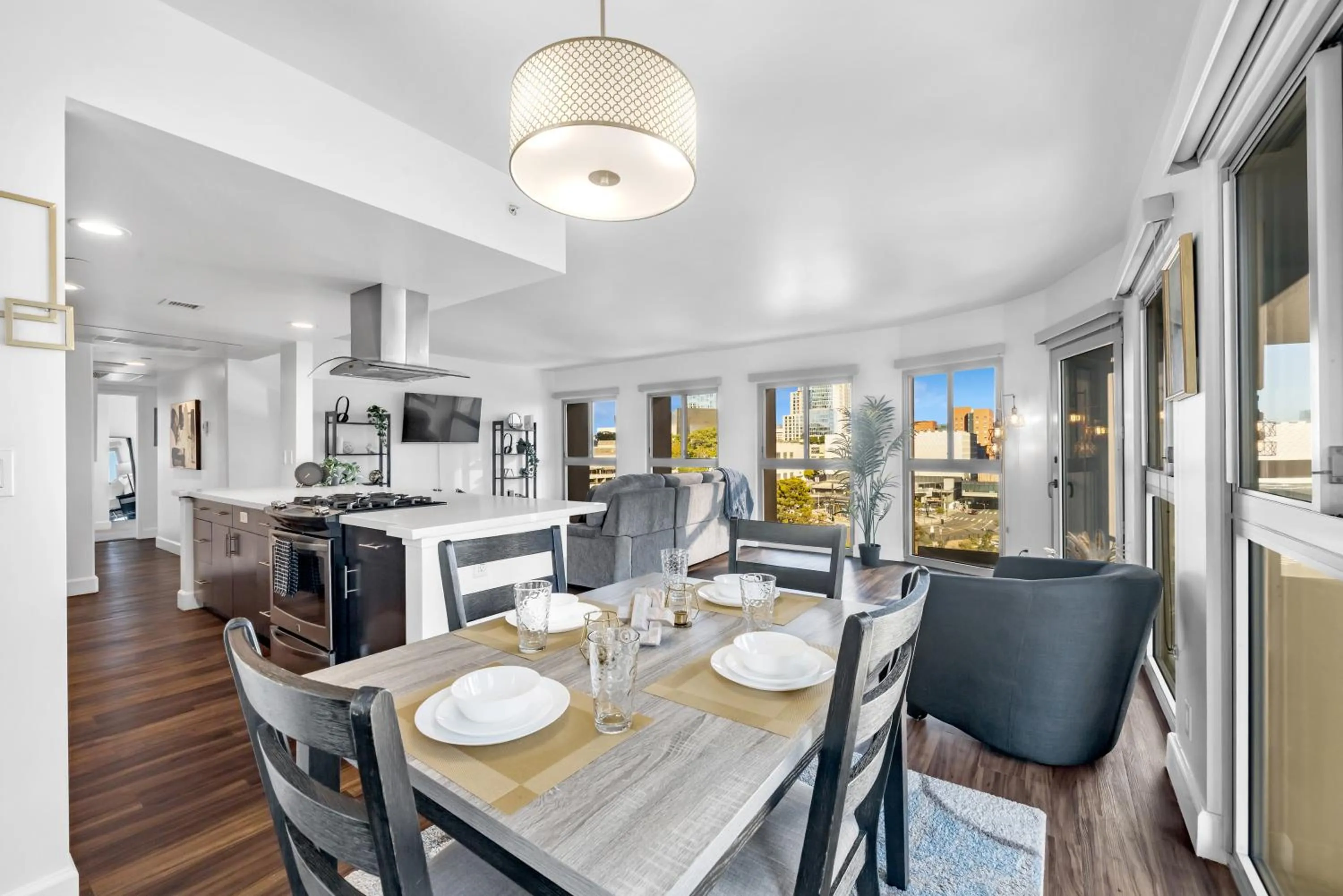 Modern Luxury 2 Bed with Panoramic City Views in Downtown LA