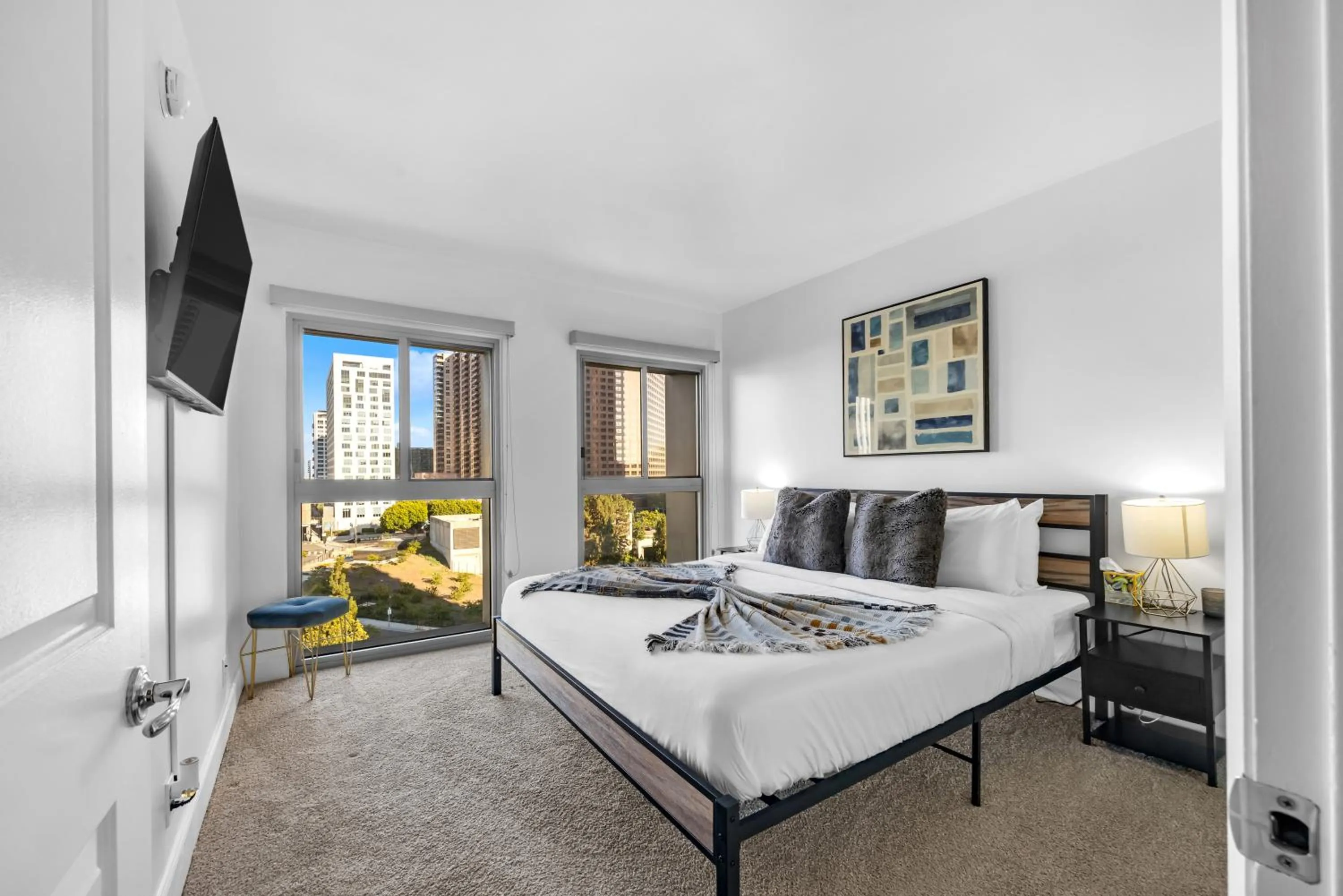 Bed in Modern Luxury 2 Bed with Panoramic City Views in Downtown LA