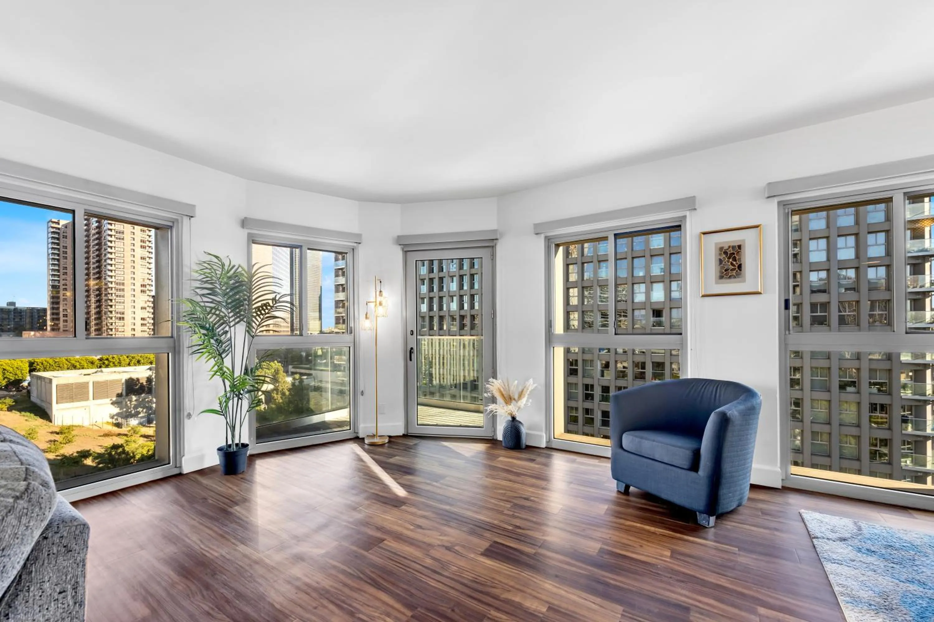 Modern Luxury 2 Bed with Panoramic City Views in Downtown LA