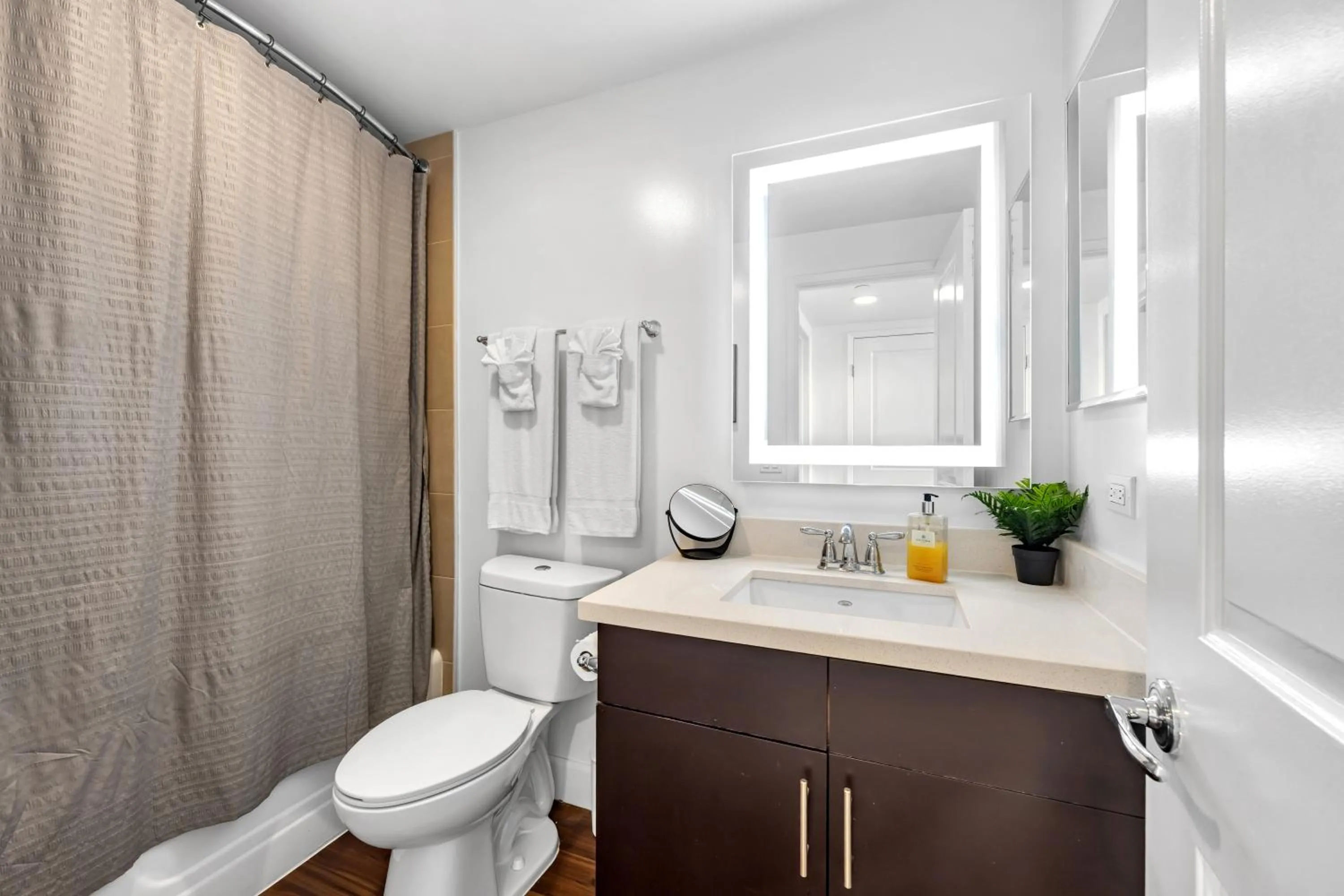 Modern Luxury 2 Bed with Panoramic City Views in Downtown LA