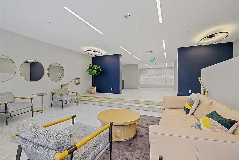 Modern Luxury 2 Bed with Panoramic City Views in Downtown LA