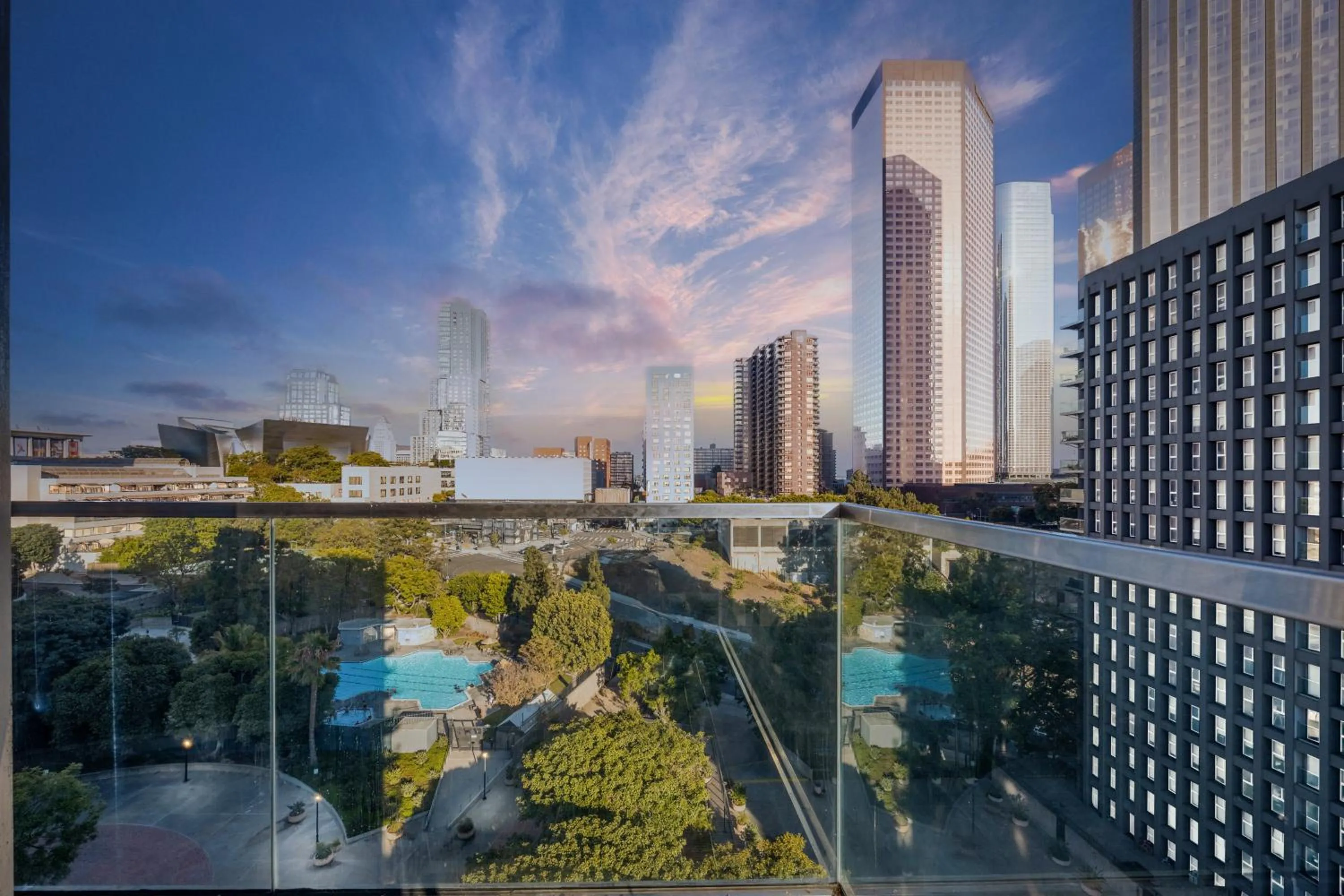 Modern Luxury 2 Bed with Panoramic City Views in Downtown LA