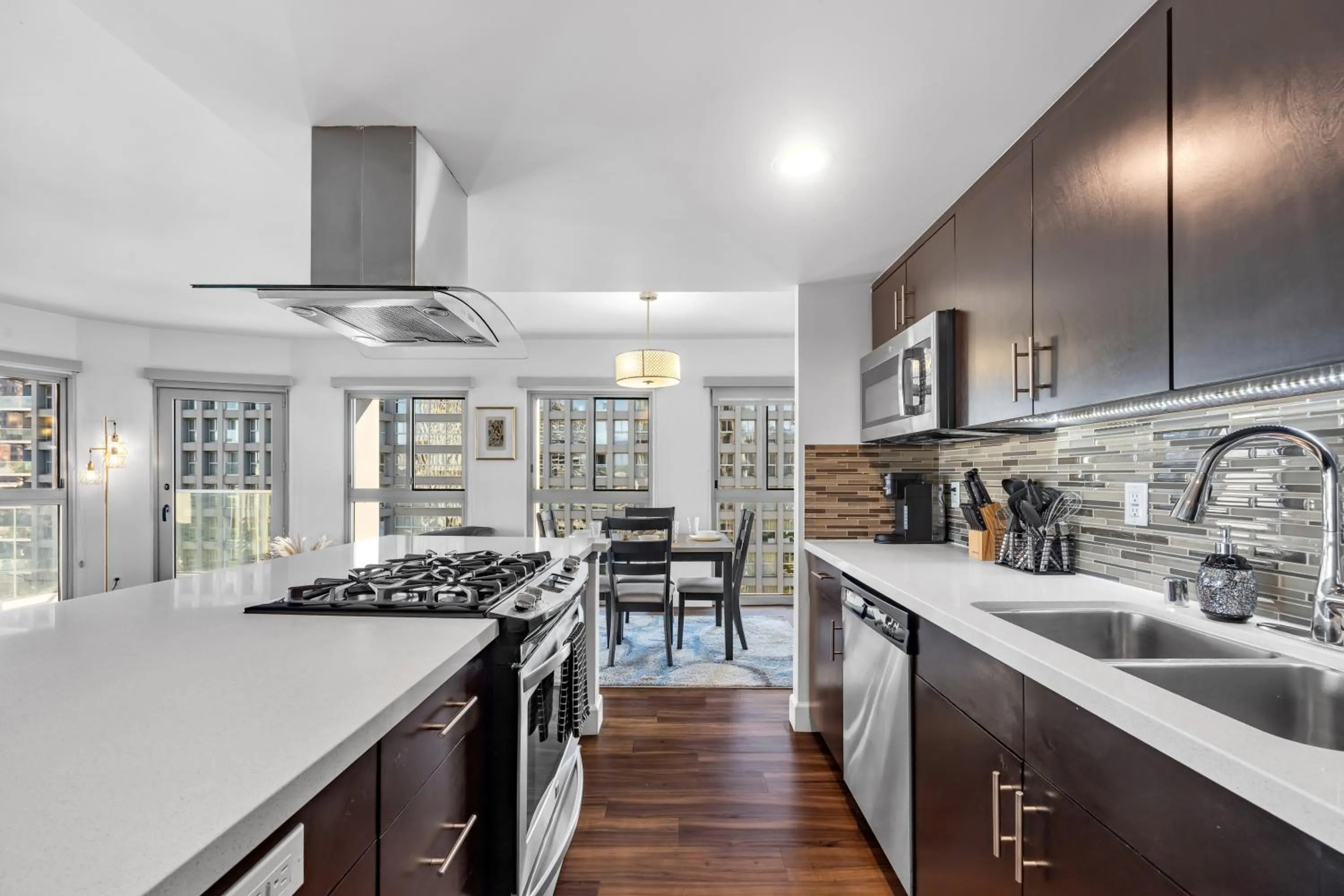 Modern Luxury 2 Bed with Panoramic City Views in Downtown LA