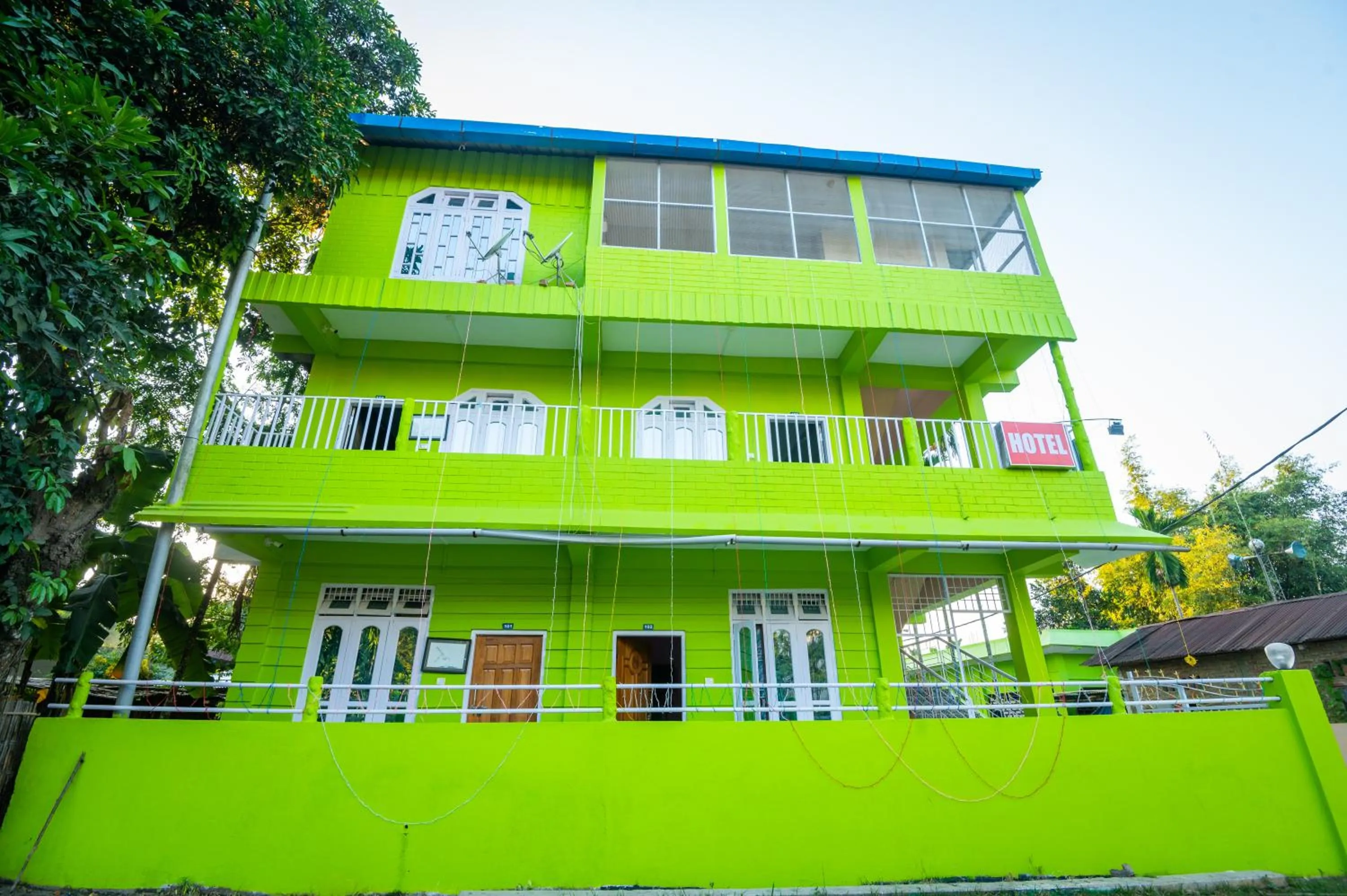 Facade/entrance in JUNGLE STAR MANSION