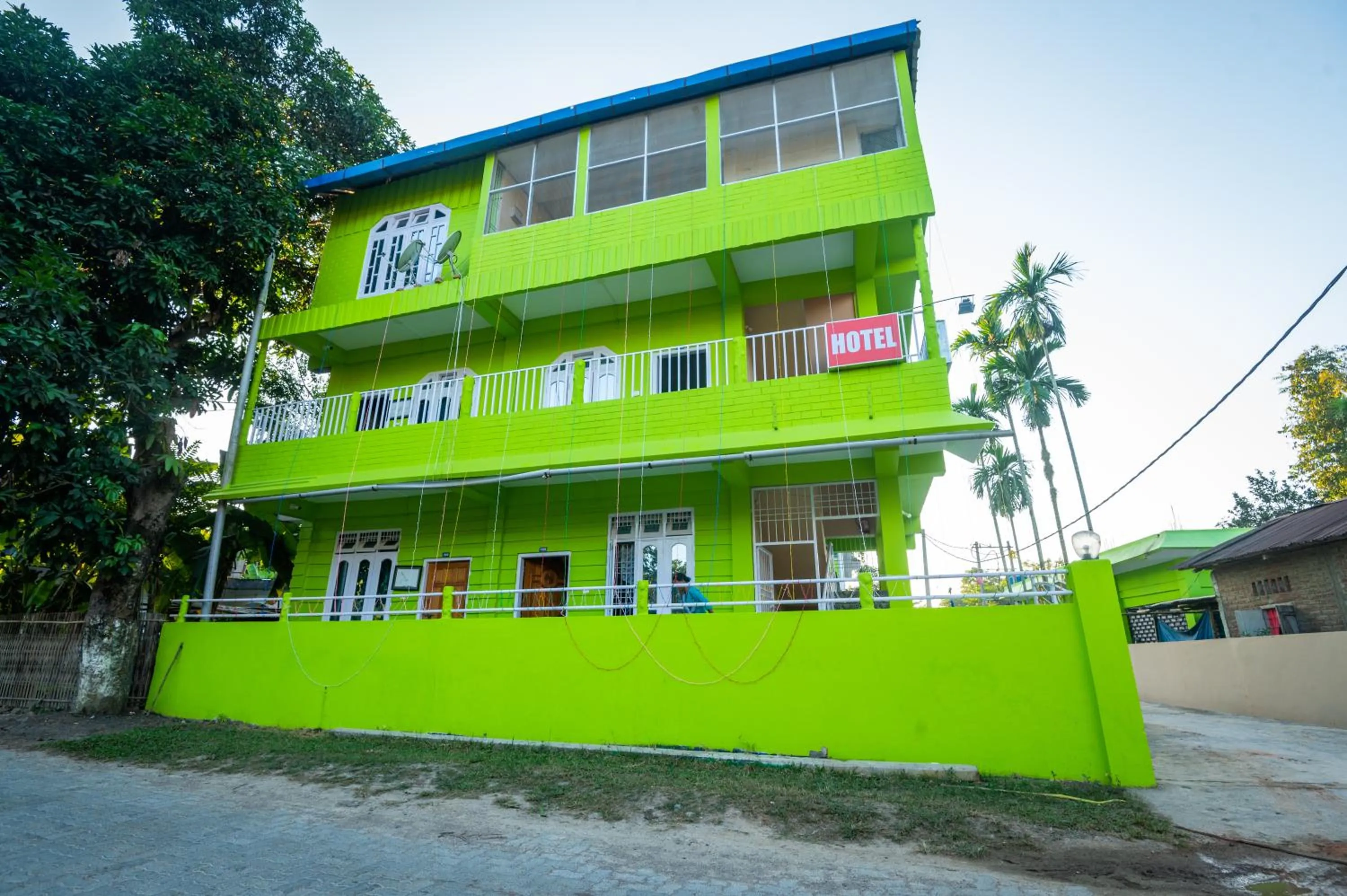 Facade/entrance in JUNGLE STAR MANSION