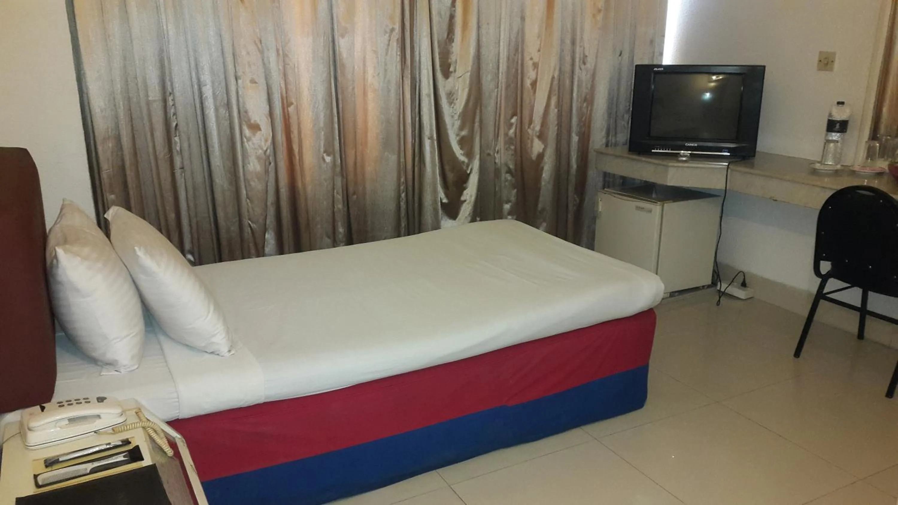 Bed in Hotel Razmoni Isha Kha International