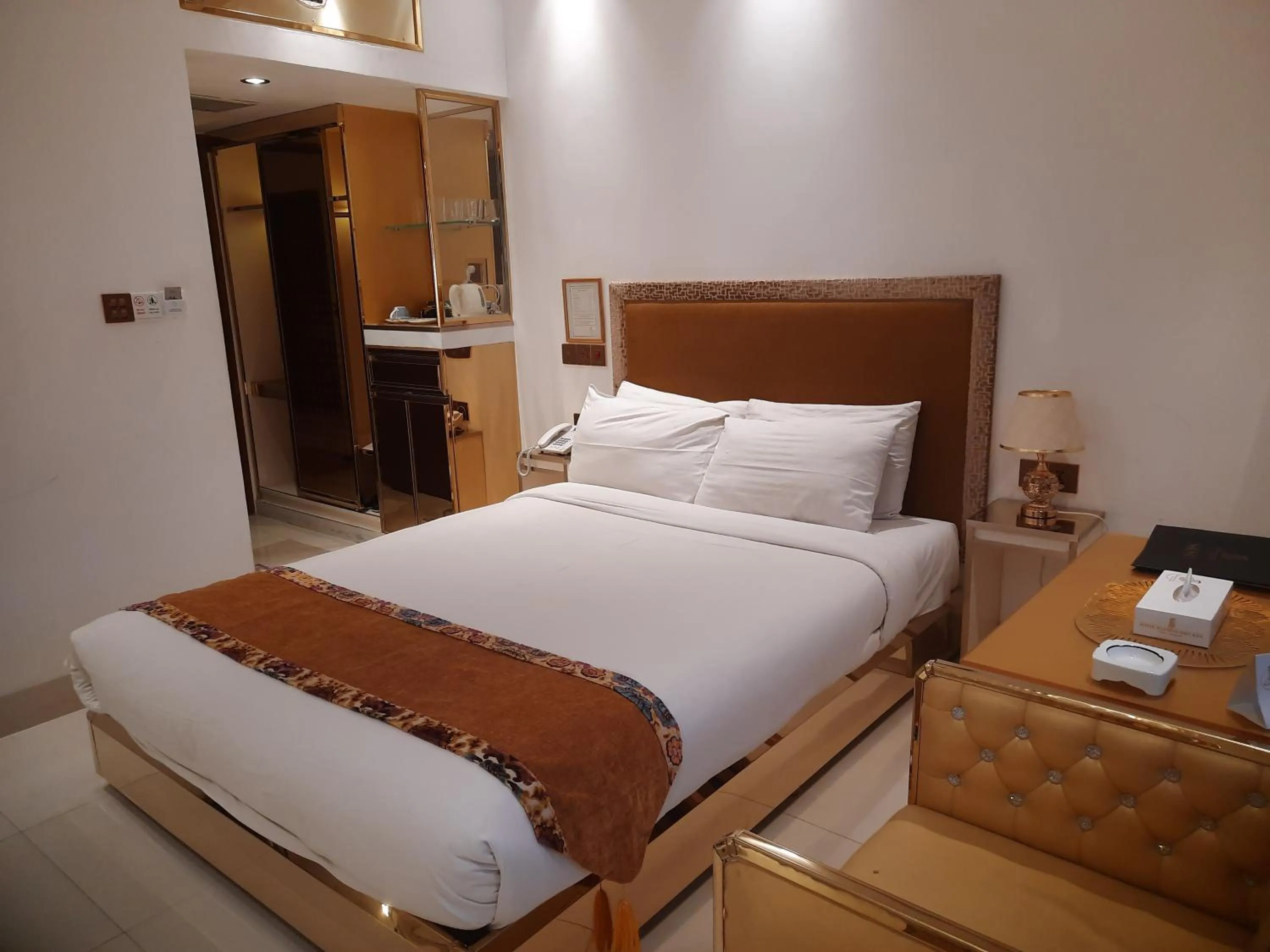 Bed in Hotel Razmoni Isha Kha International