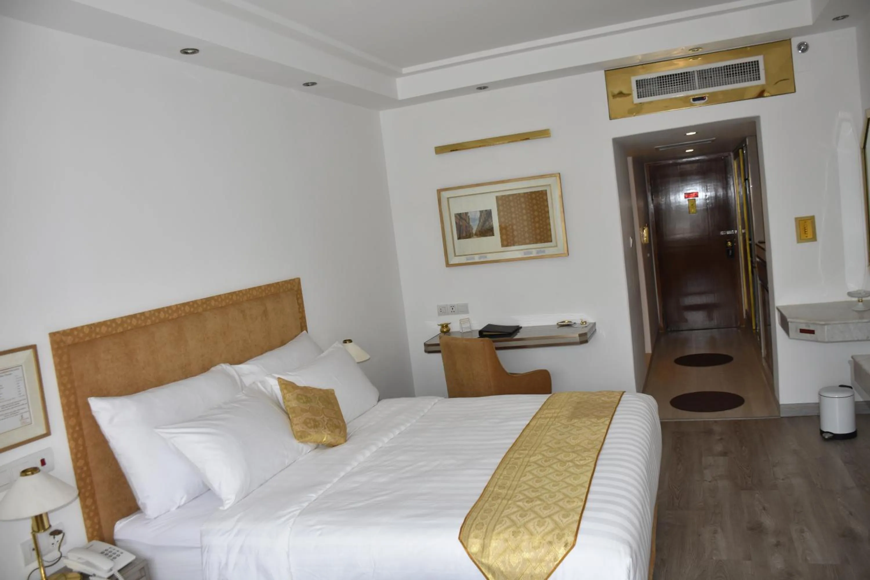 Bed in Hotel Razmoni Isha Kha International