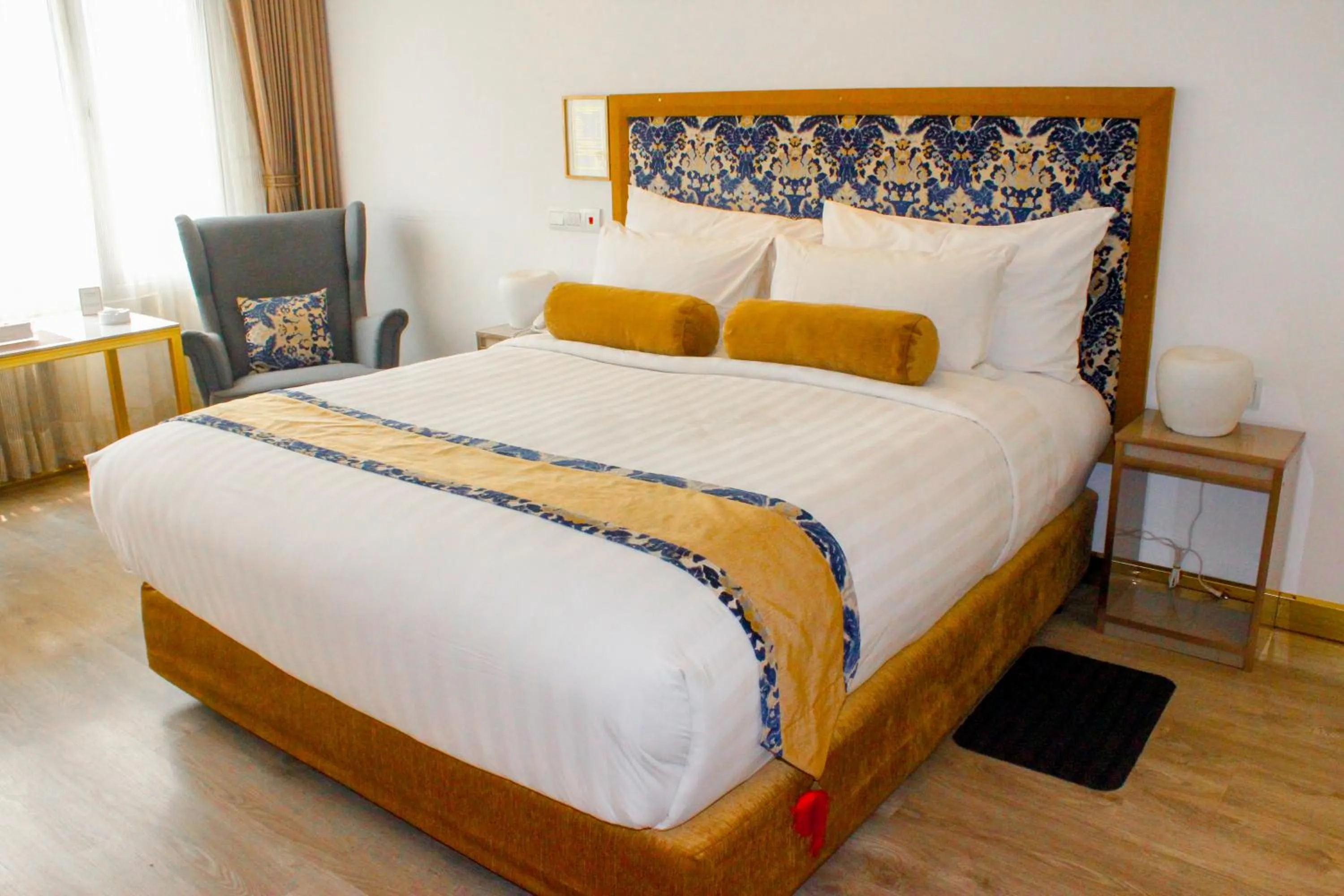 Bed in Hotel Razmoni Isha Kha International