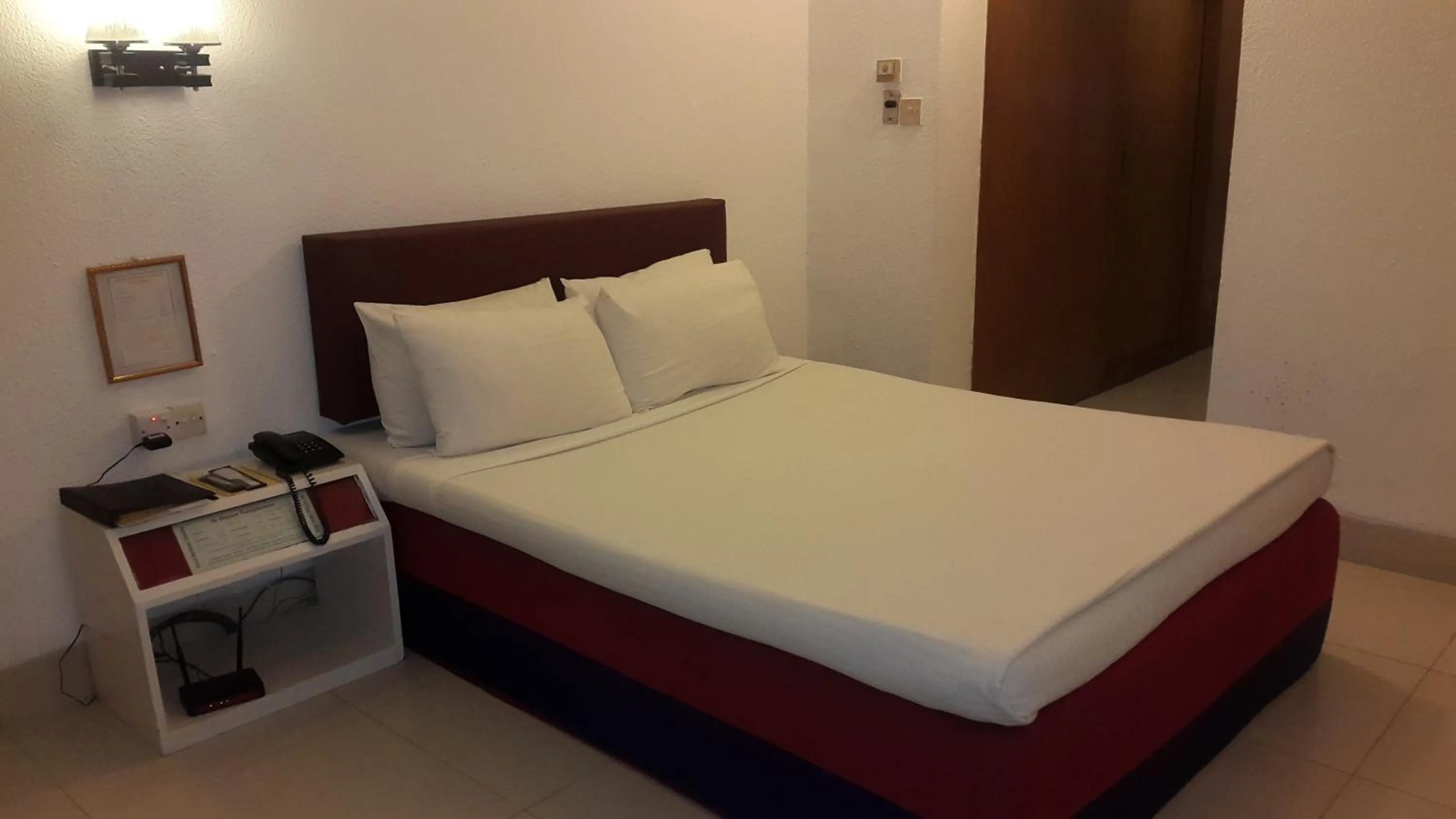 Bed in Hotel Razmoni Isha Kha International