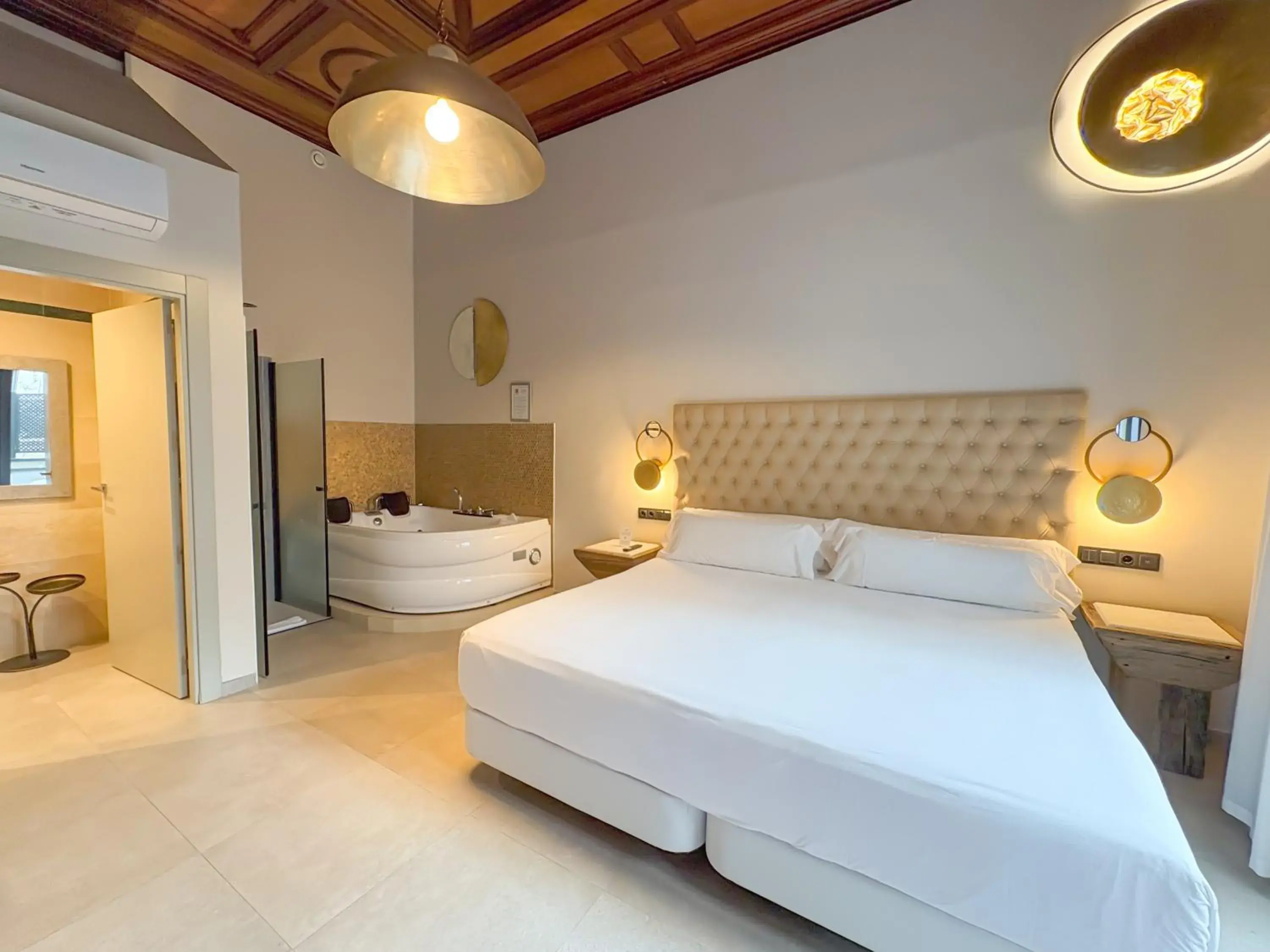 Suite with Hot Tub and Terrace in Akla Hotel Badajoz Suite with Hot Tub and Terrace in Akla Hotel Badajoz