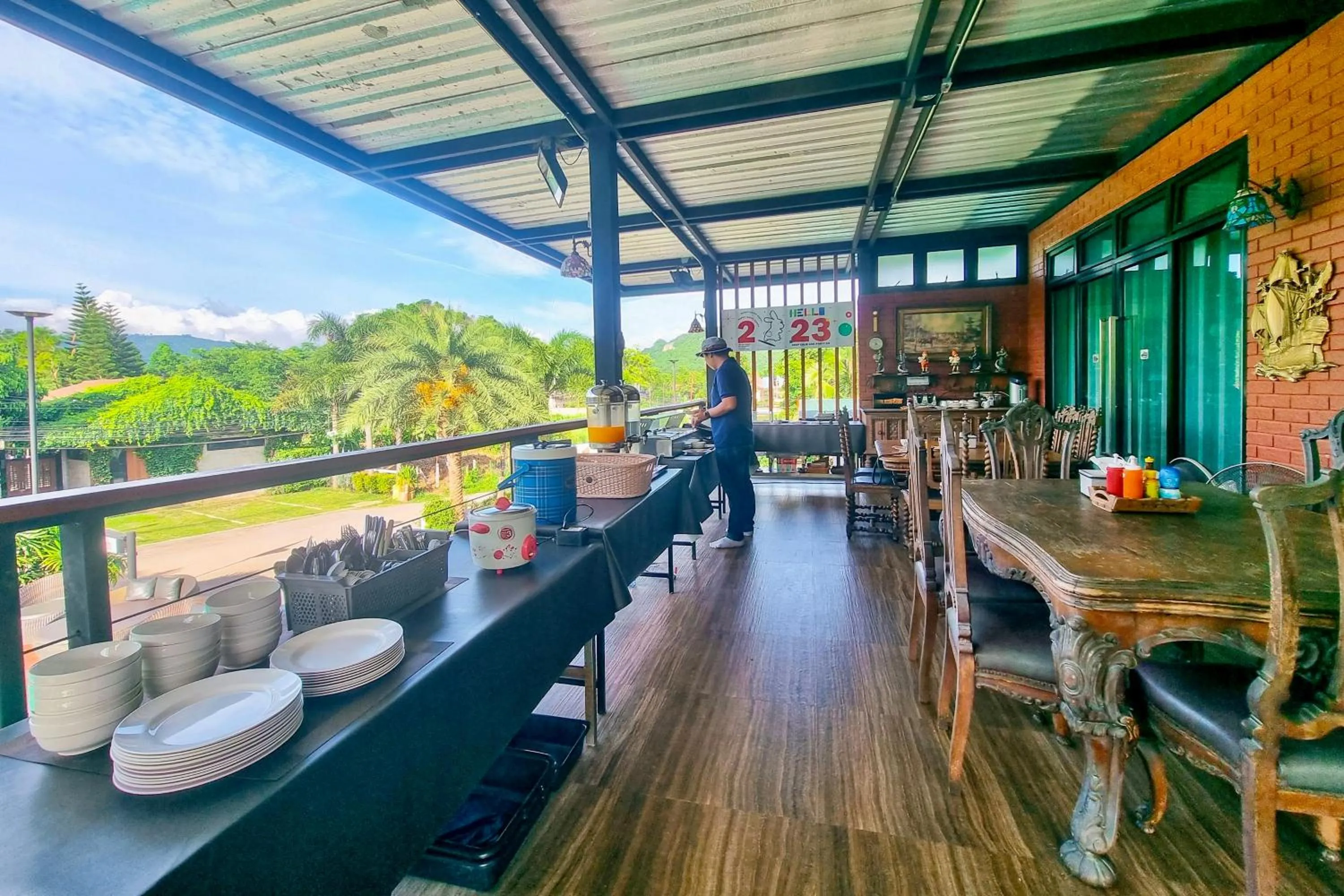 Restaurant/places to eat in Best Way Resort