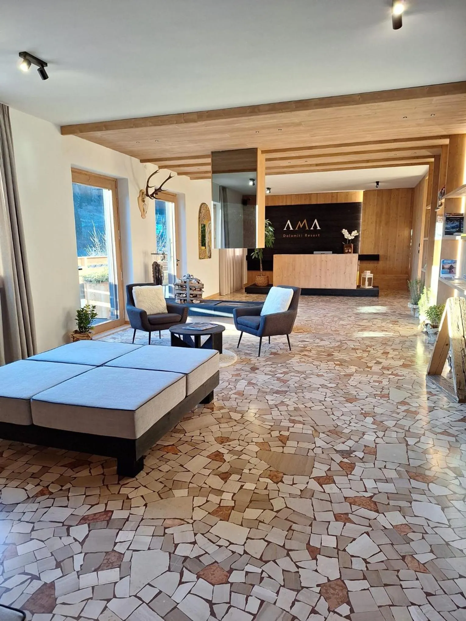 Communal lounge/ TV room, Bed in Ama Dolomiti - Residence