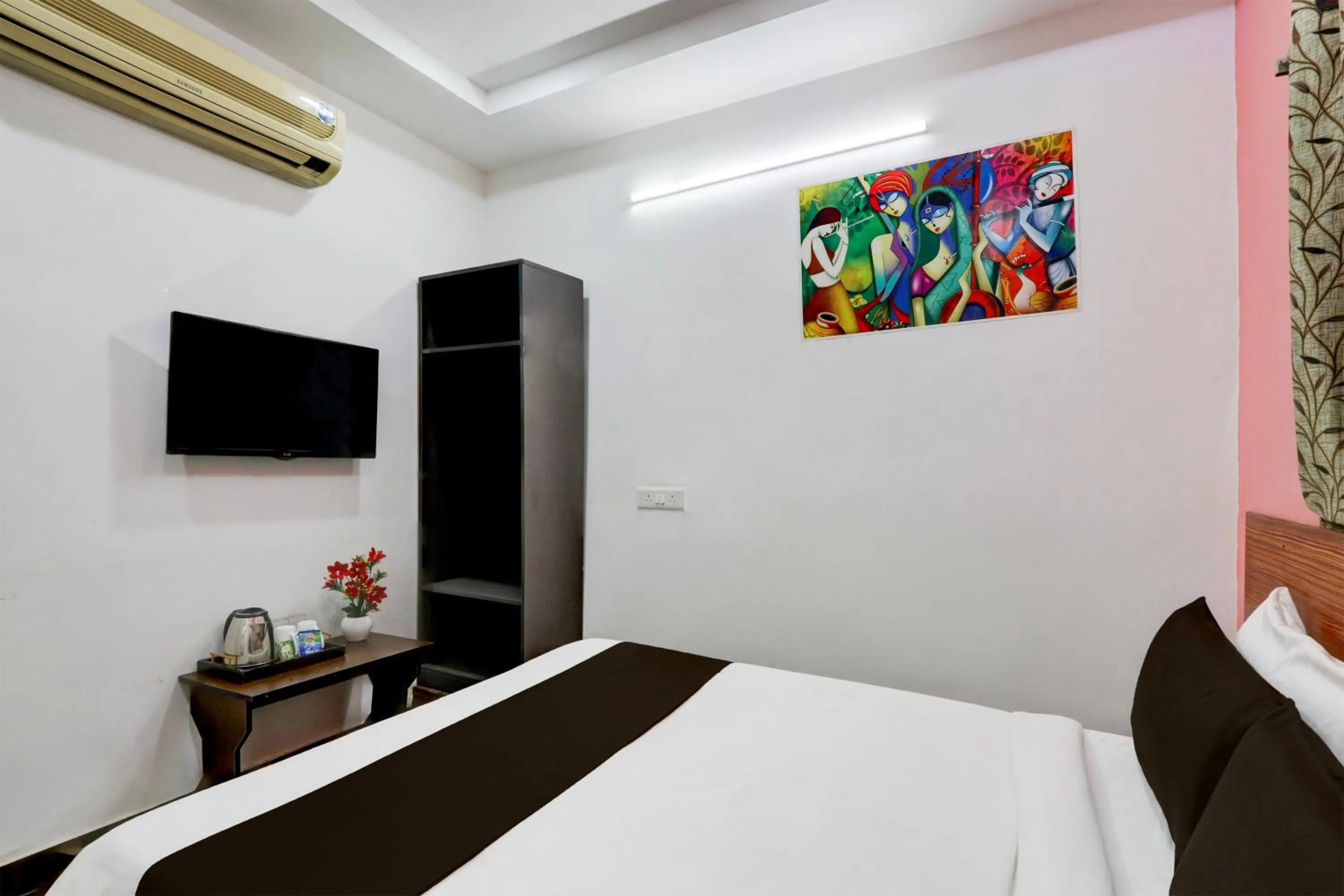 Bedroom, Bed in Hotel O Heavens Inn