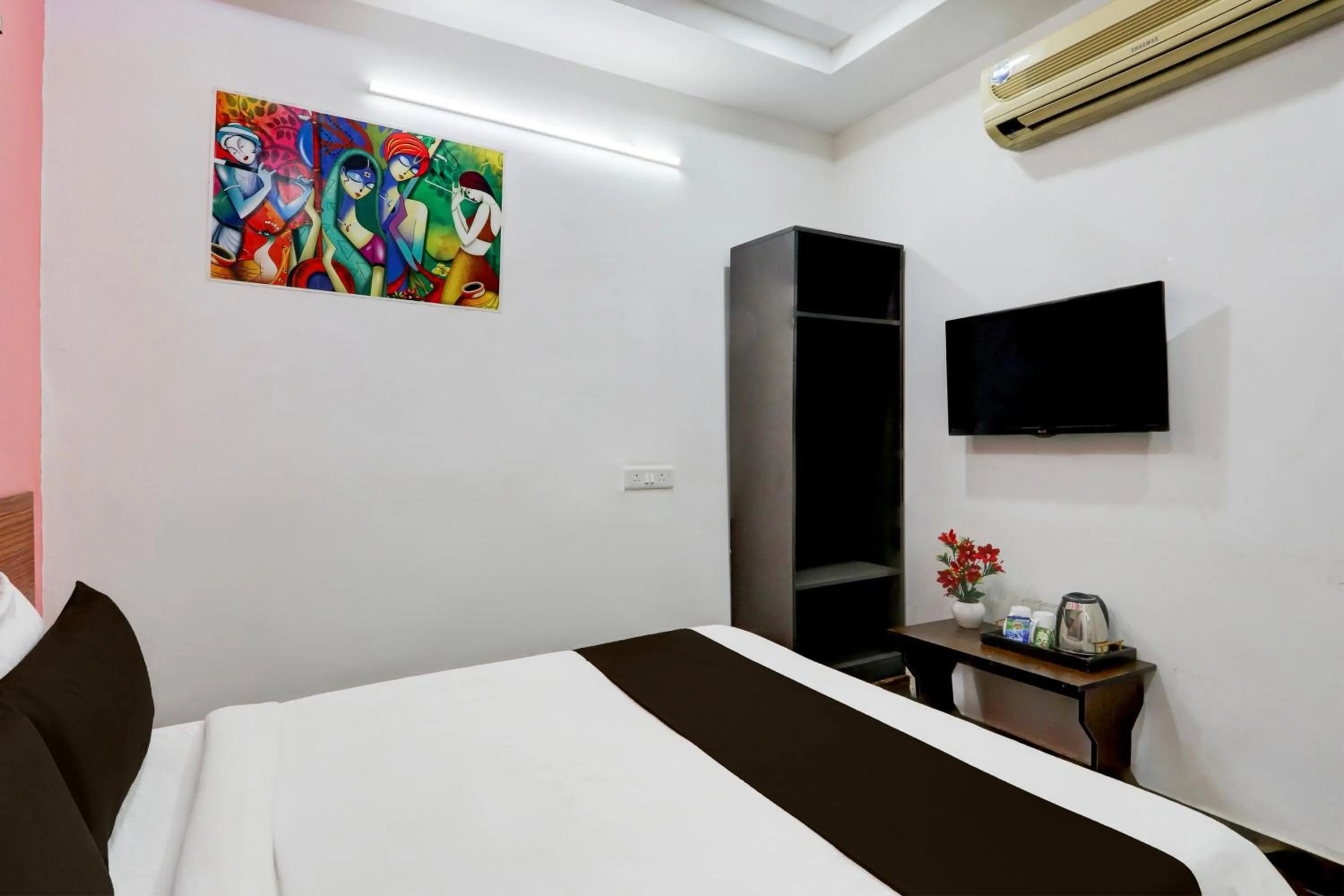 Bedroom, Bed in Hotel O Heavens Inn