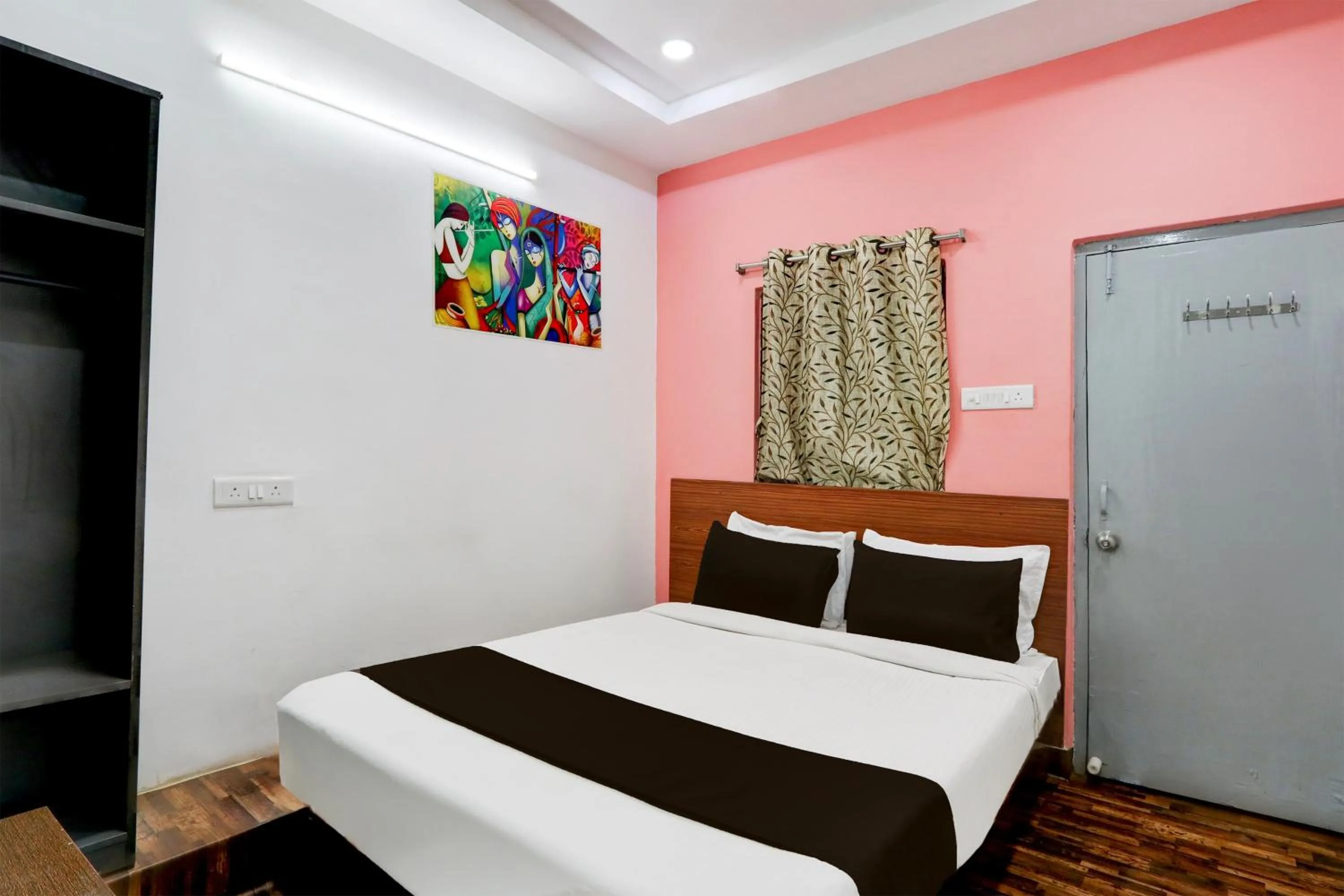 Bedroom, Bed in Hotel O Heavens Inn