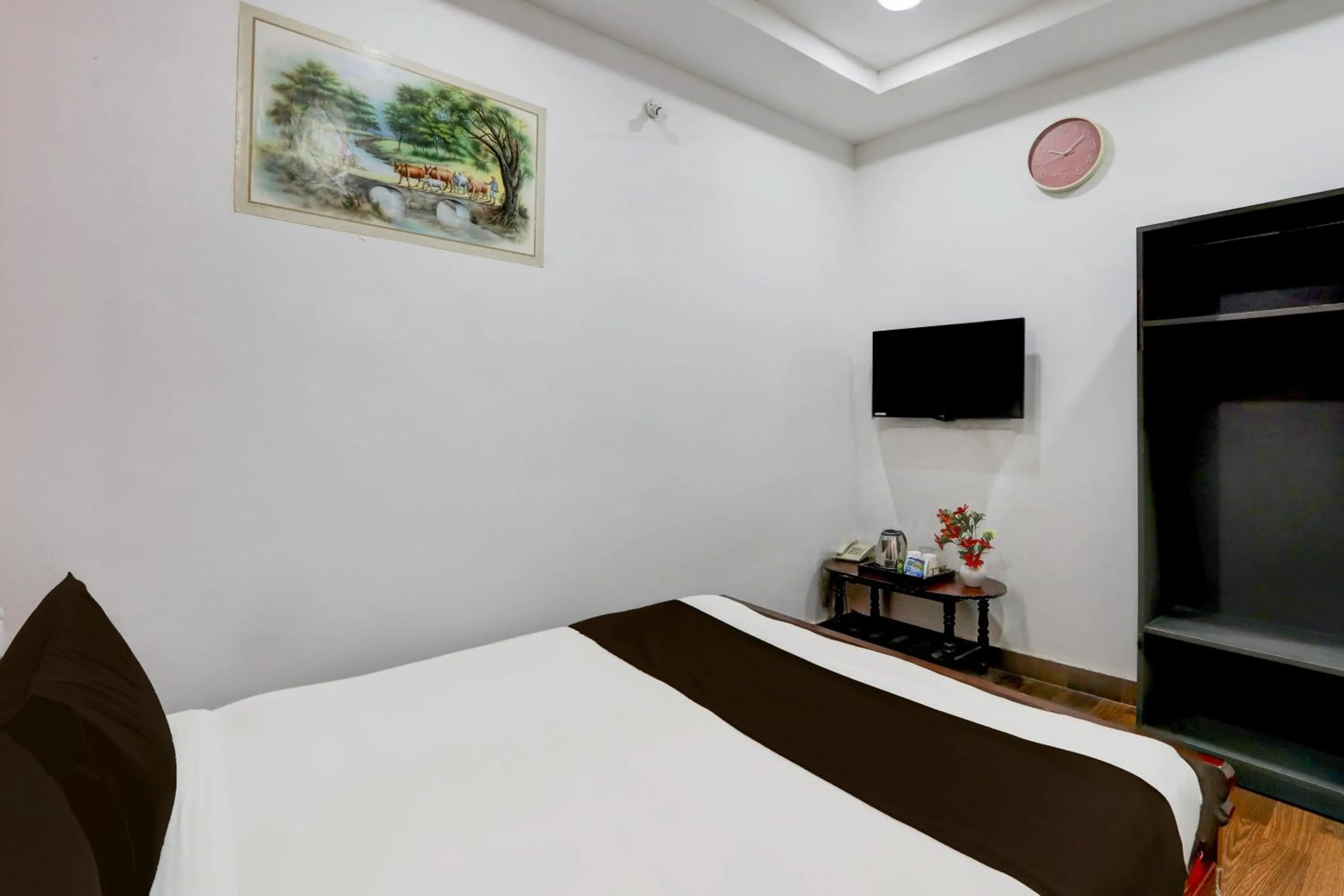 Bedroom, Bed in Hotel O Heavens Inn