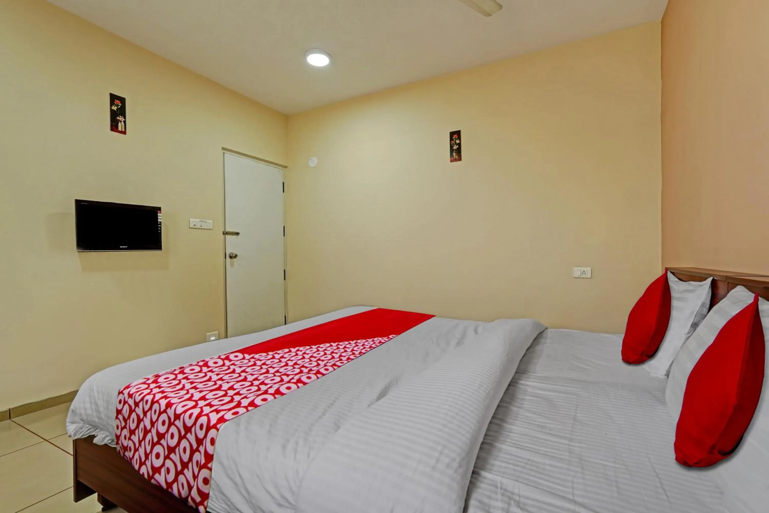 Bedroom, Bed in Hotel O Indra Suites