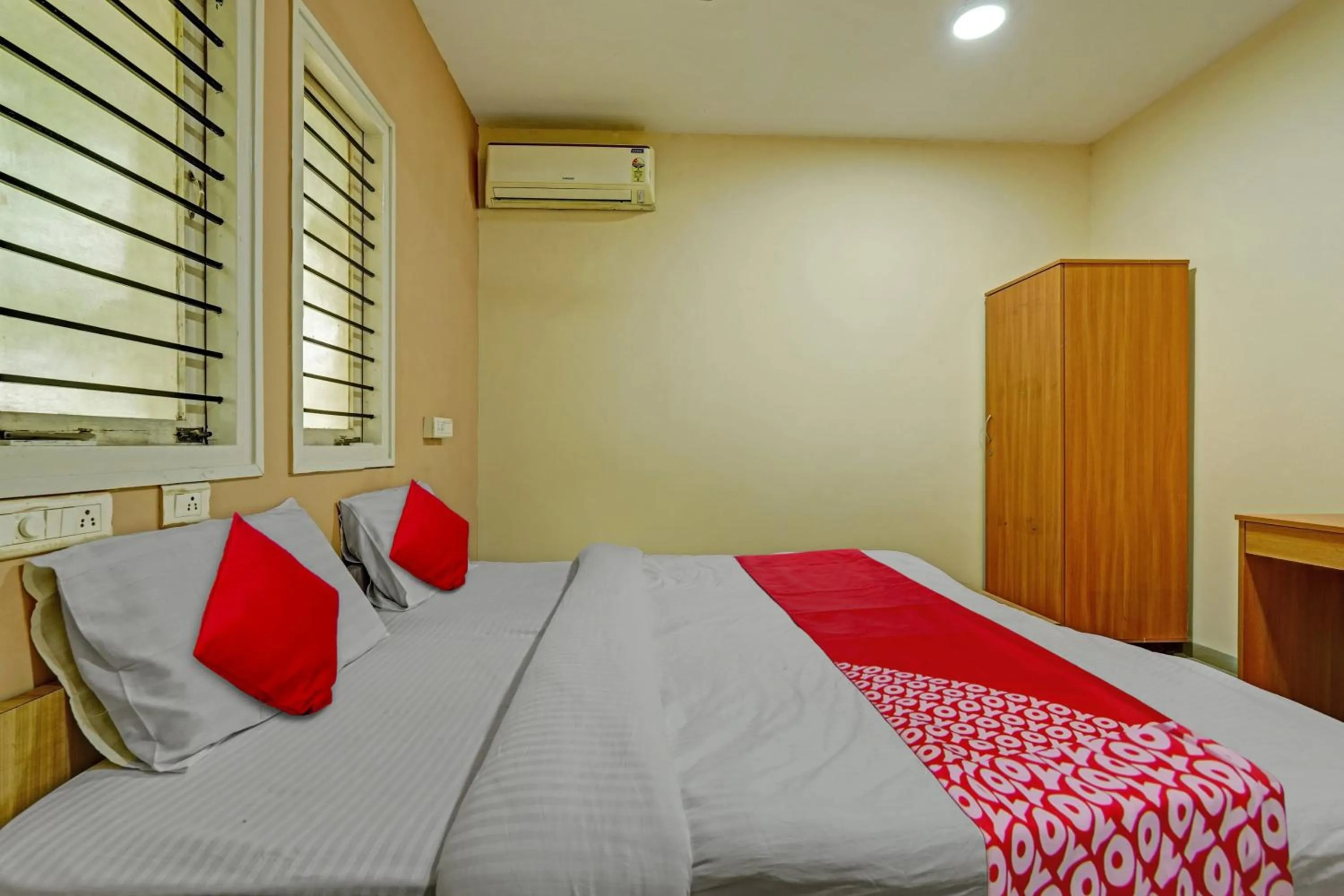 Bedroom, Bed in Hotel O Indra Suites