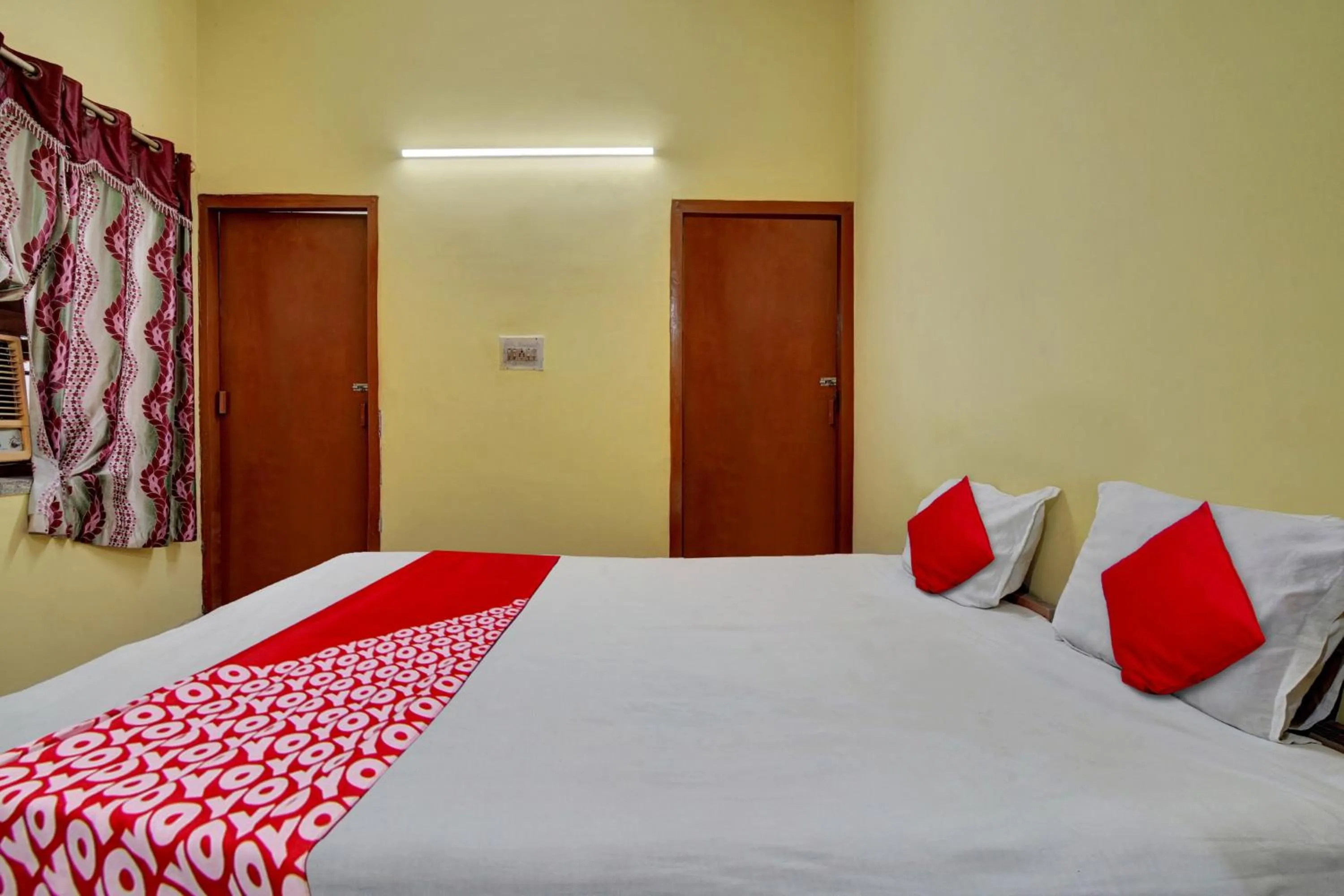 Bedroom, Bed in Super Hotel O Om Shriyam Banquet And Heritage