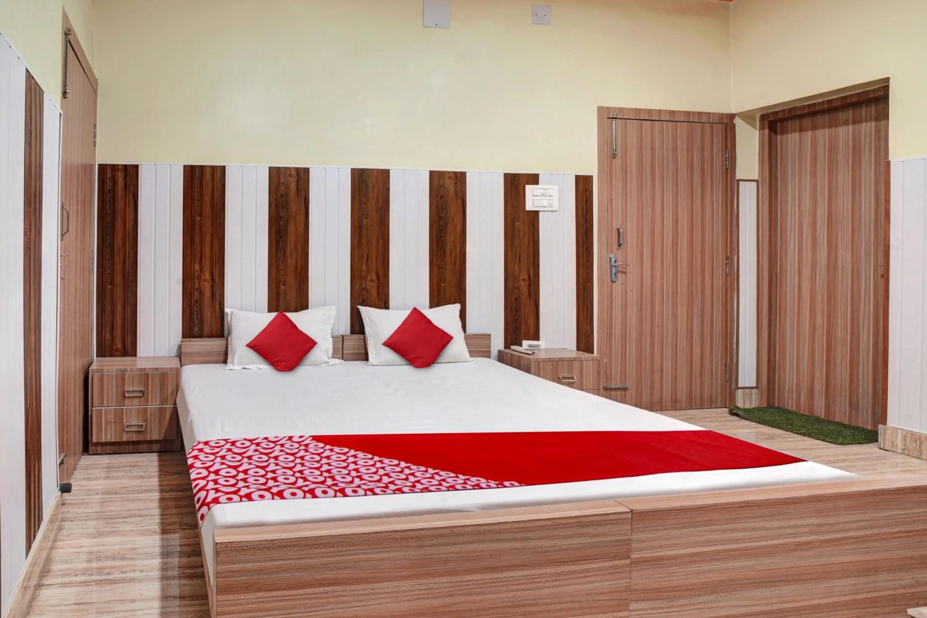 Bedroom, Bed in Super Hotel O Om Shriyam Banquet And Heritage