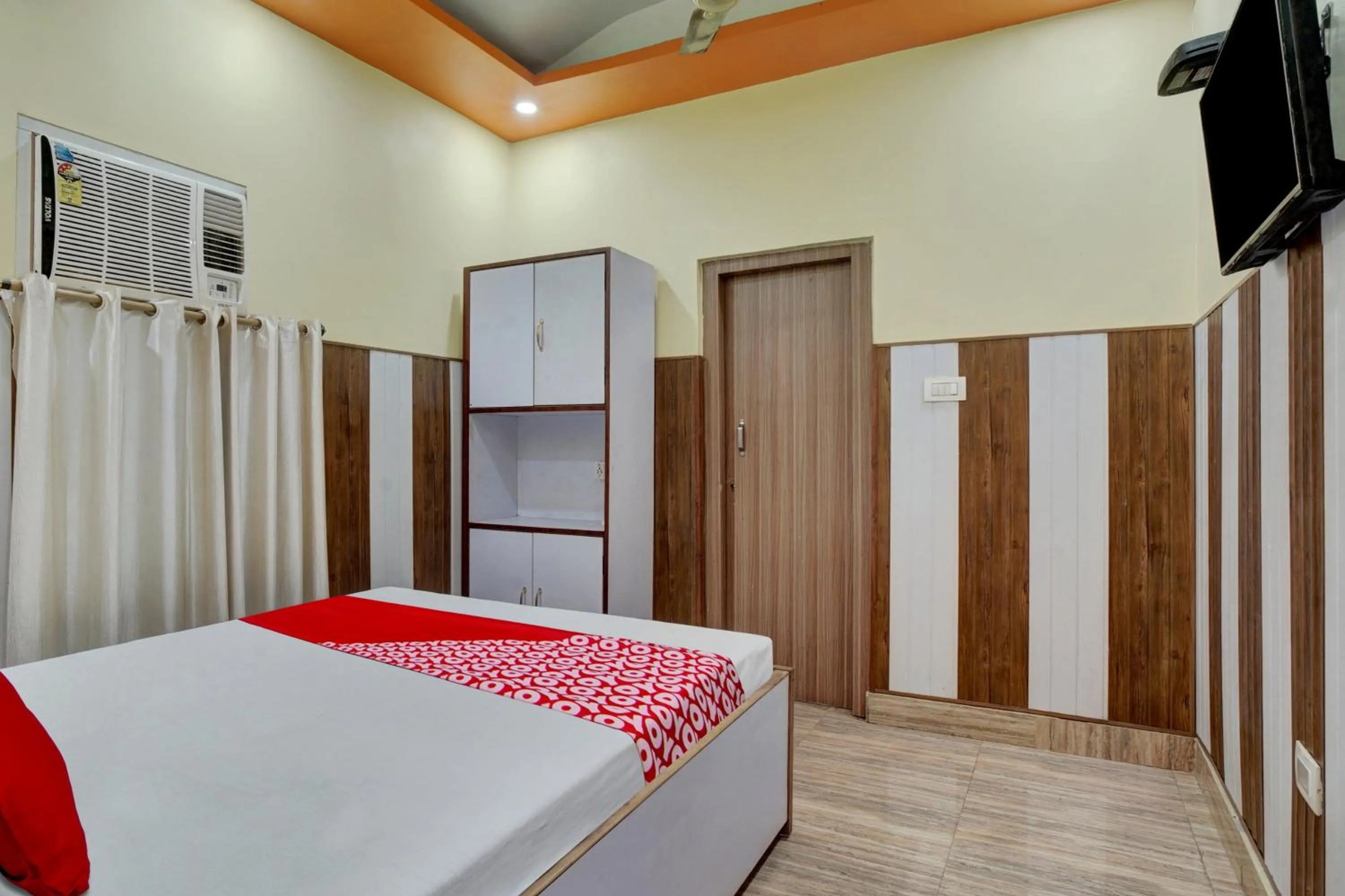 Bedroom, Bed in Super Hotel O Om Shriyam Banquet And Heritage