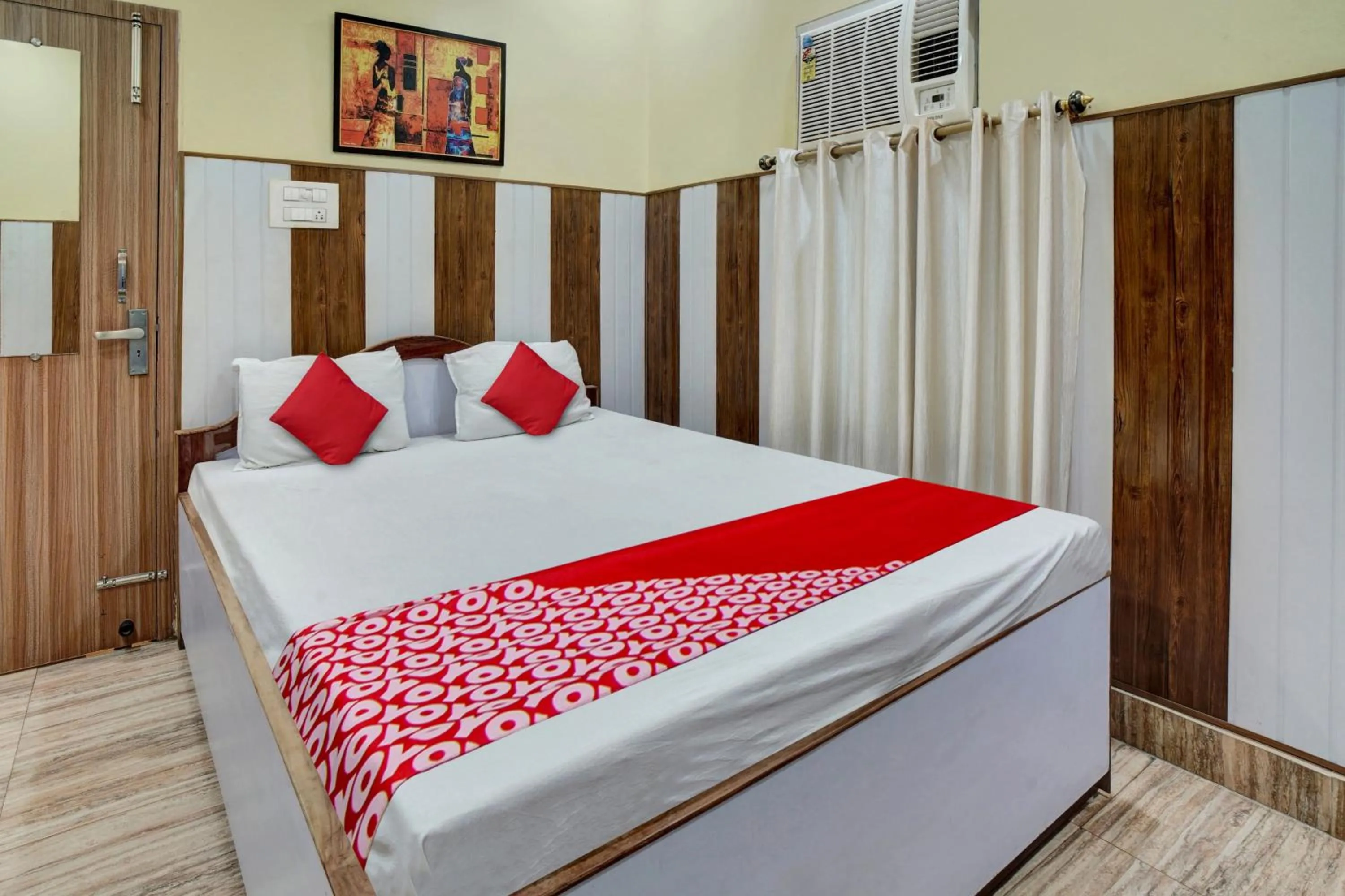 Bedroom, Bed in Super Hotel O Om Shriyam Banquet And Heritage